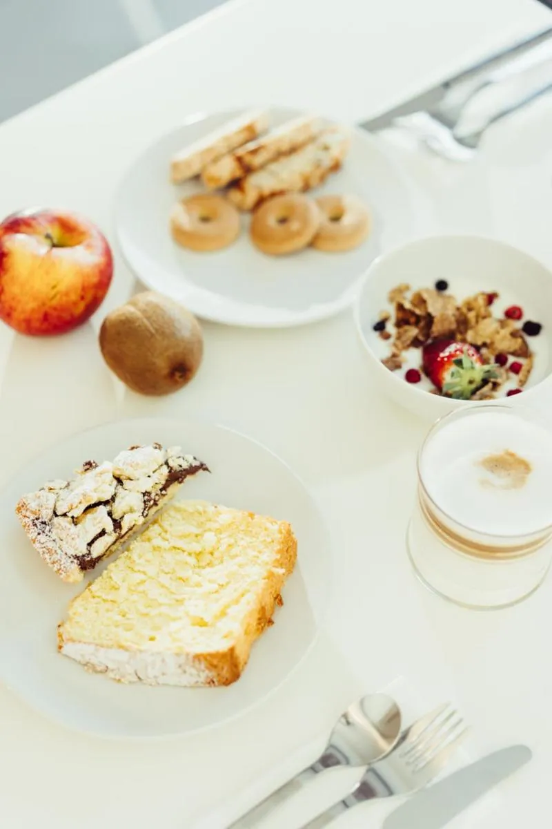 Food and drinks in Marina Gardens Boutique&Suites