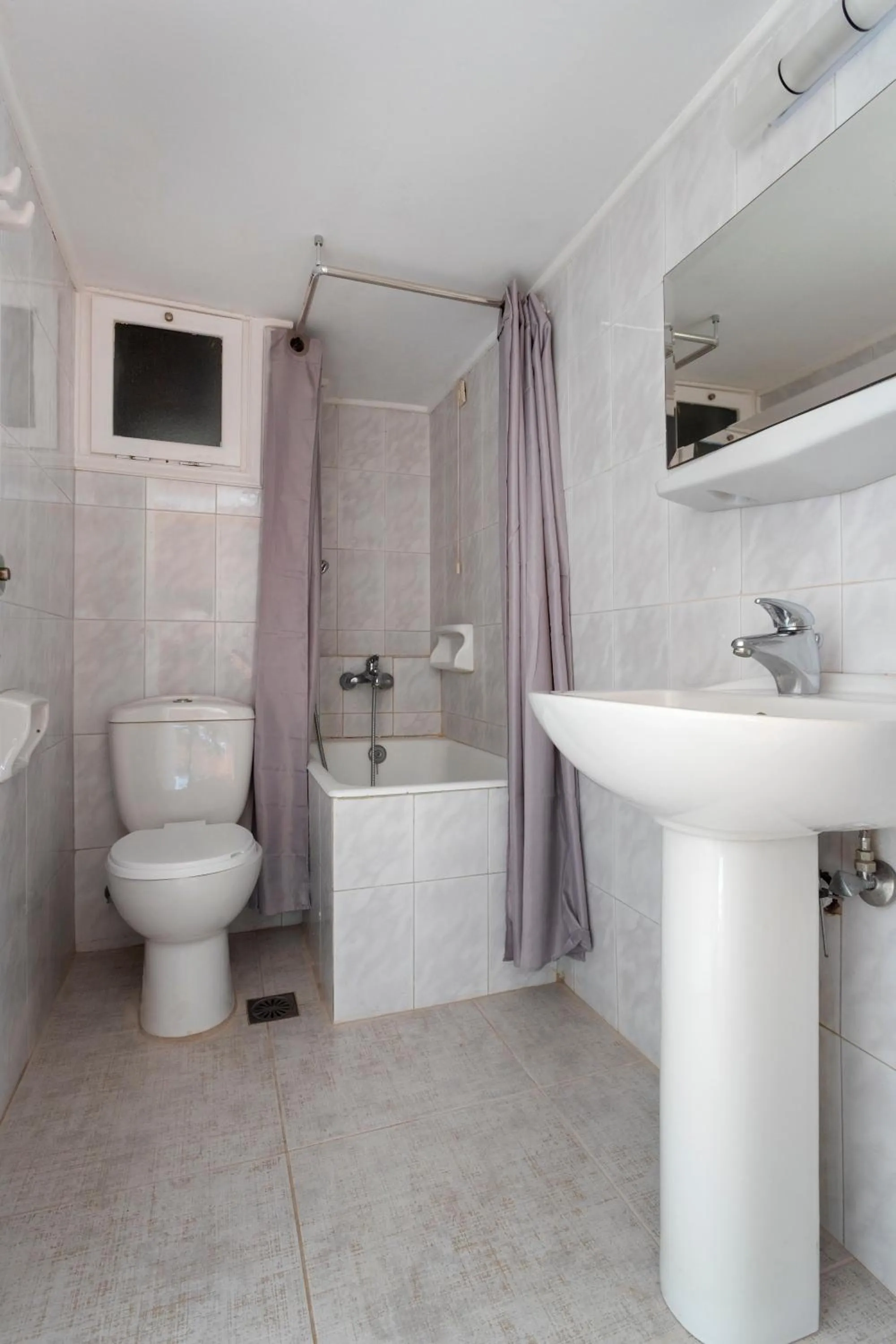 Shower in Hotel Roumani