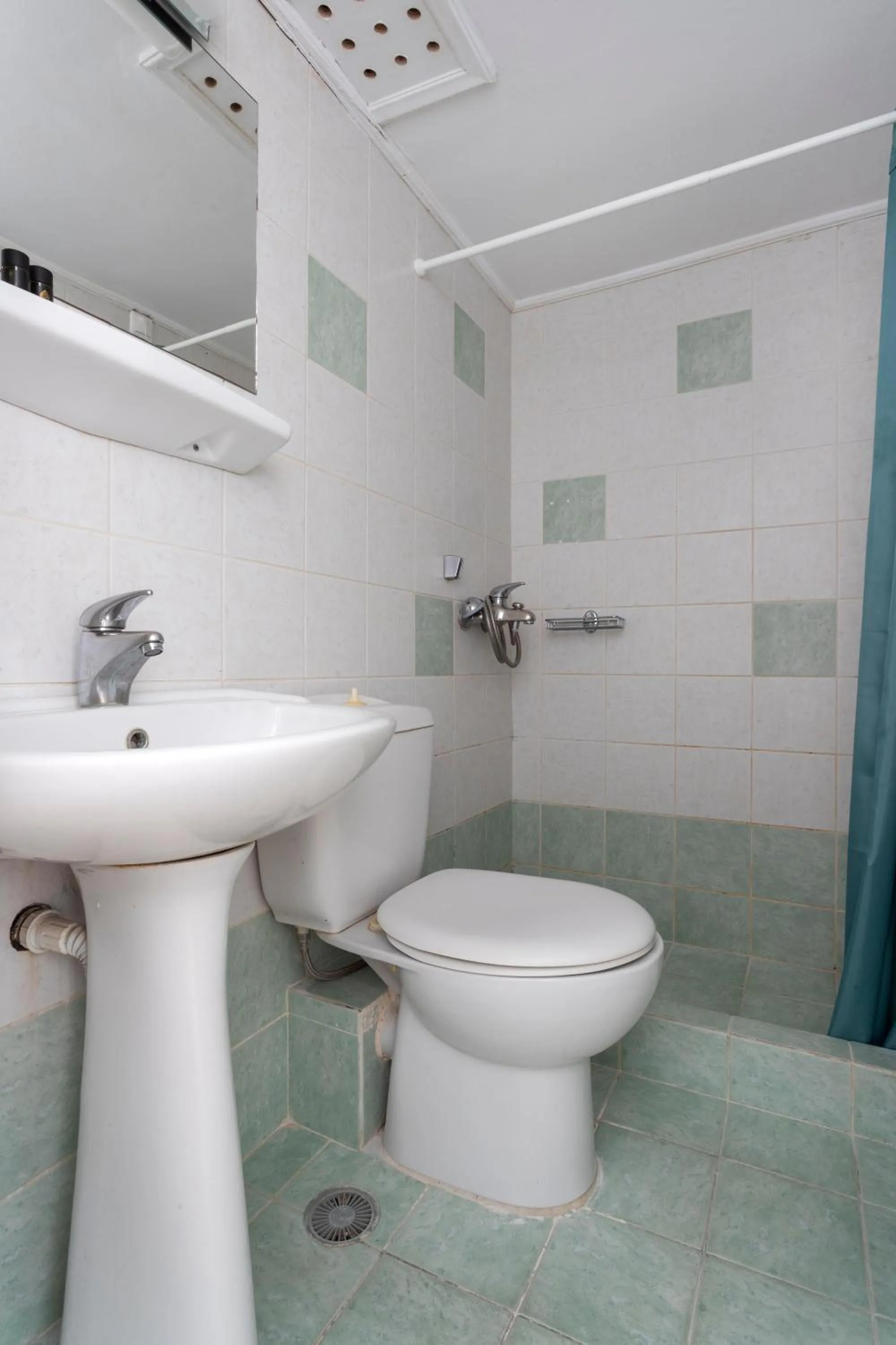 Shower in Hotel Roumani