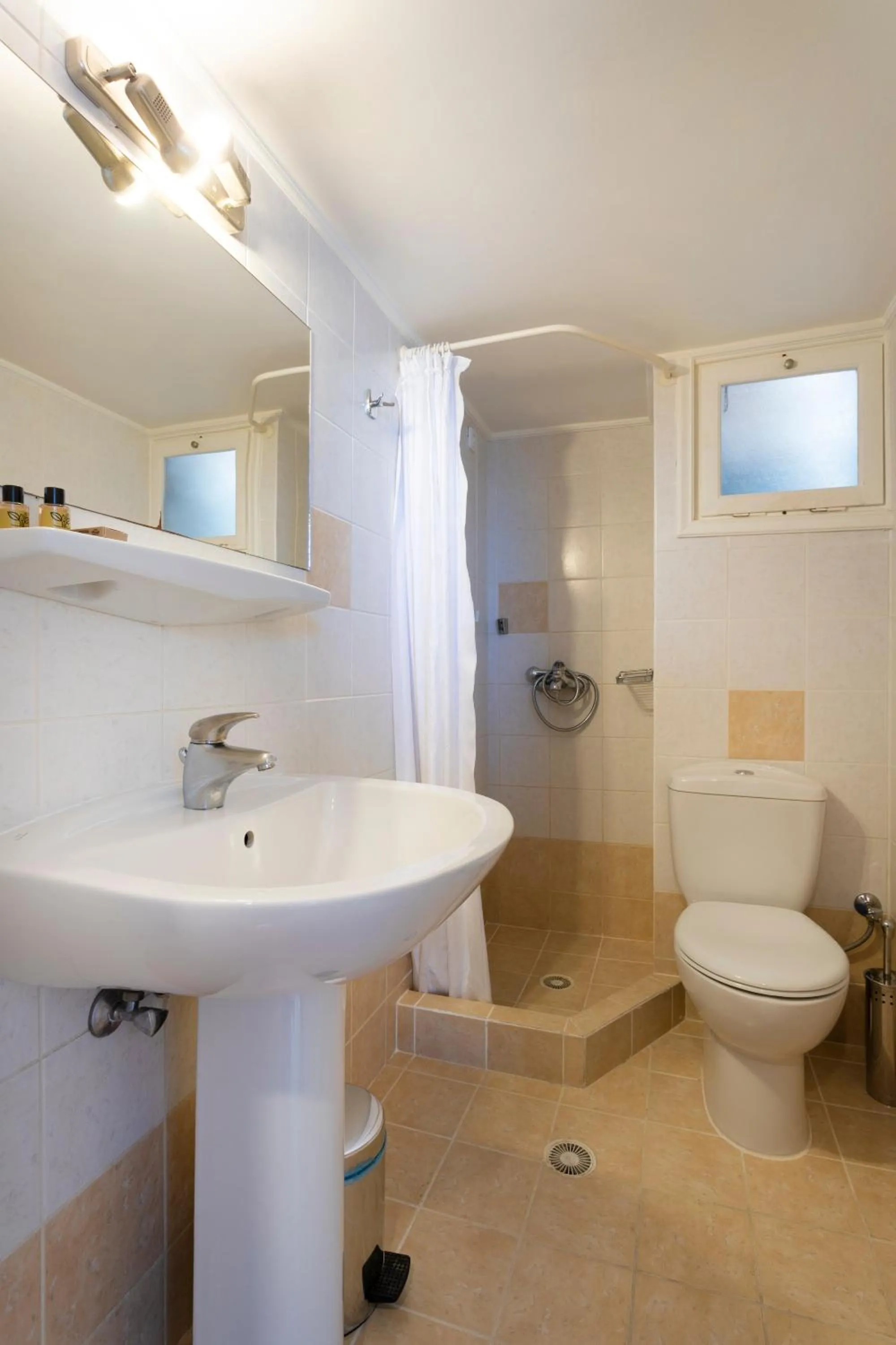 Bathroom in Hotel Roumani