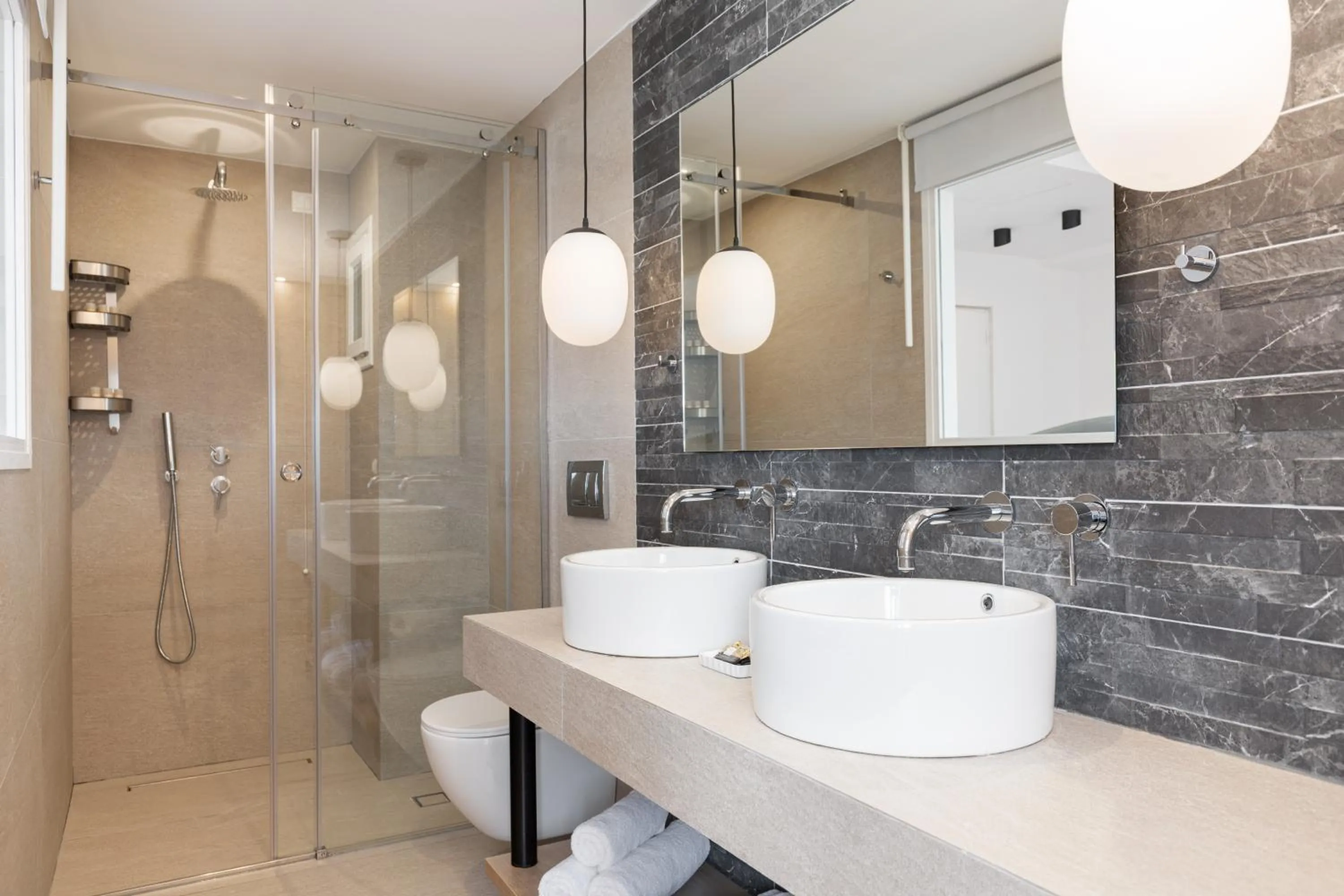 Bathroom in Hotel Roumani