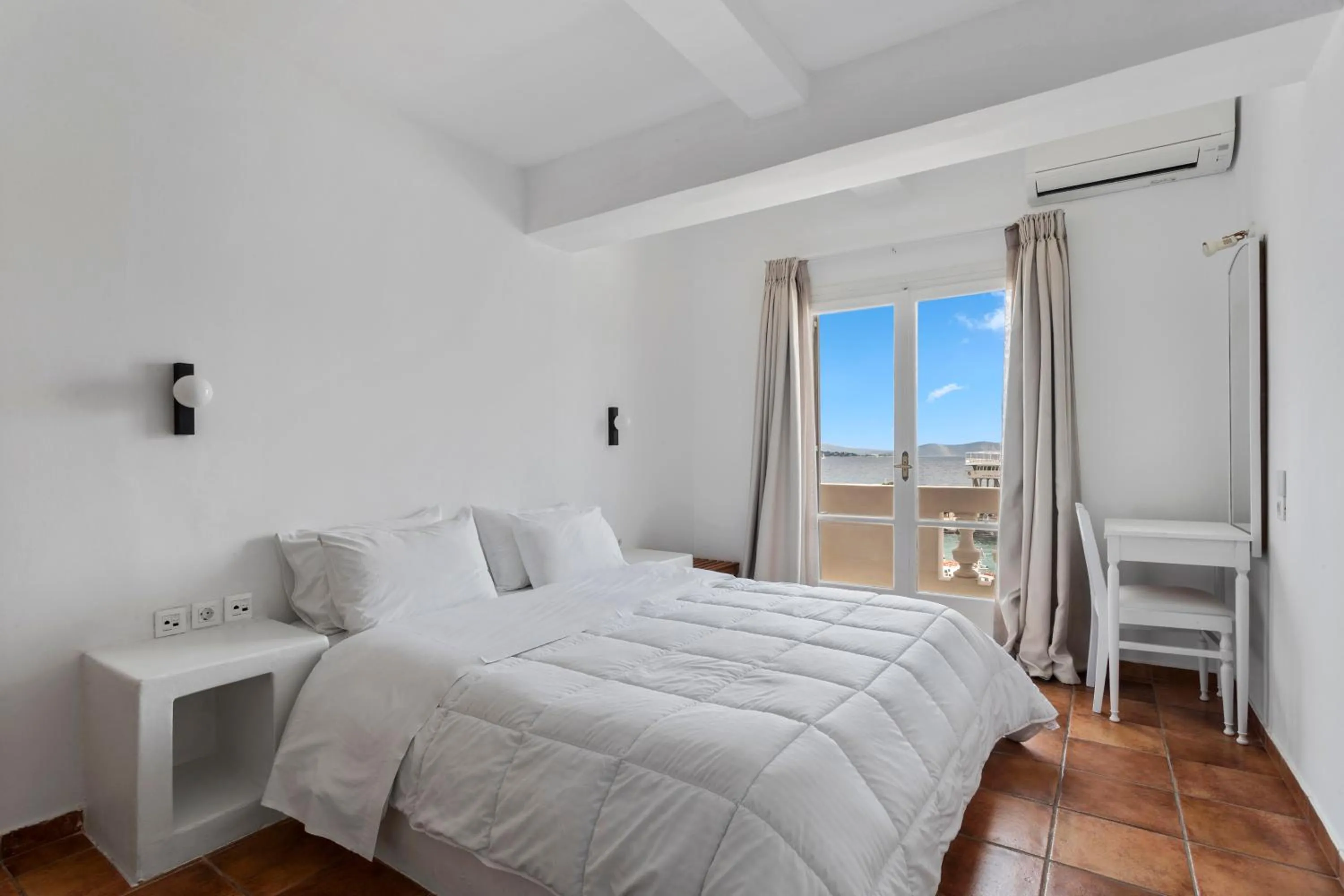 Bed in Hotel Roumani