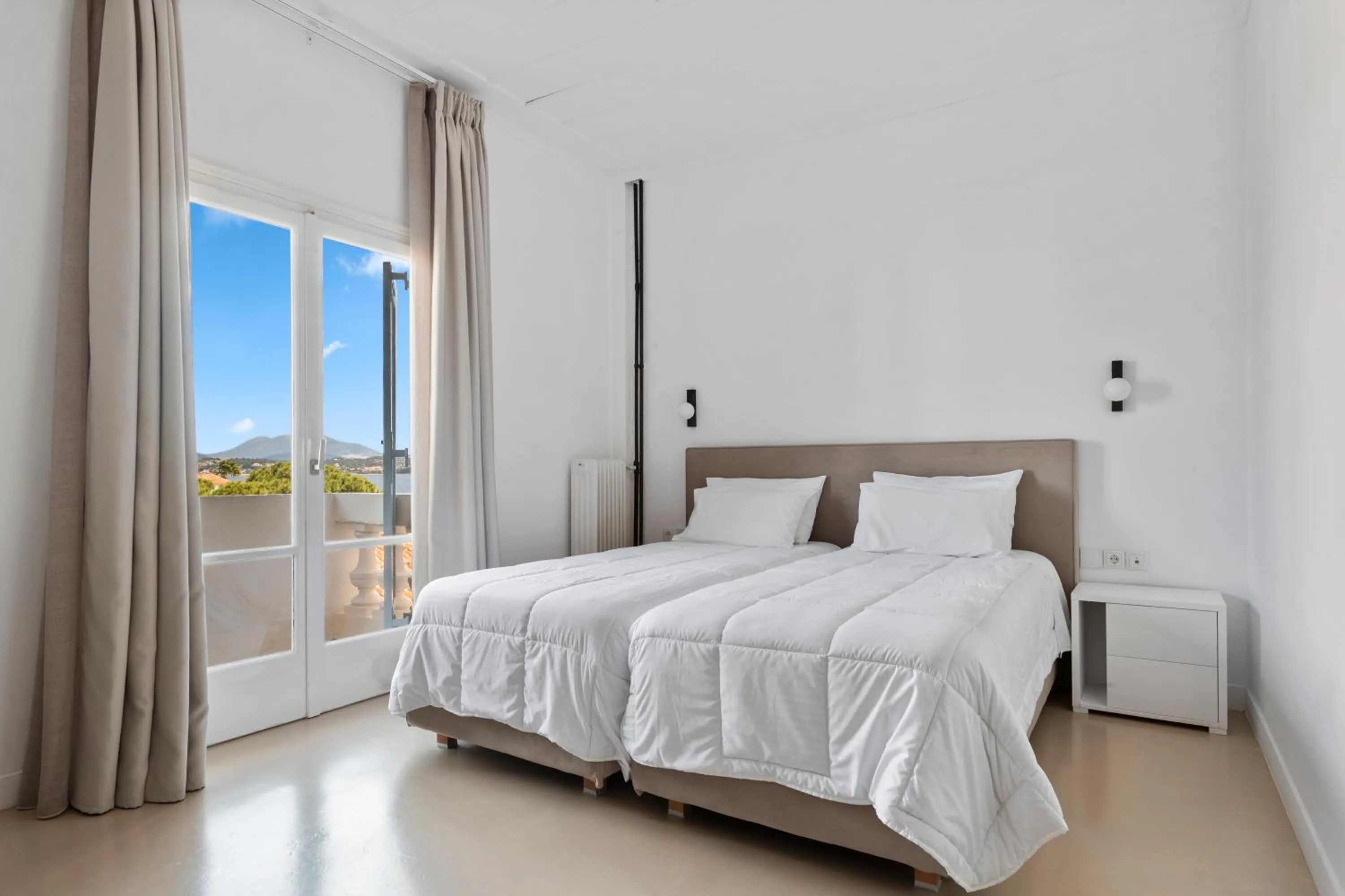 Bed in Hotel Roumani