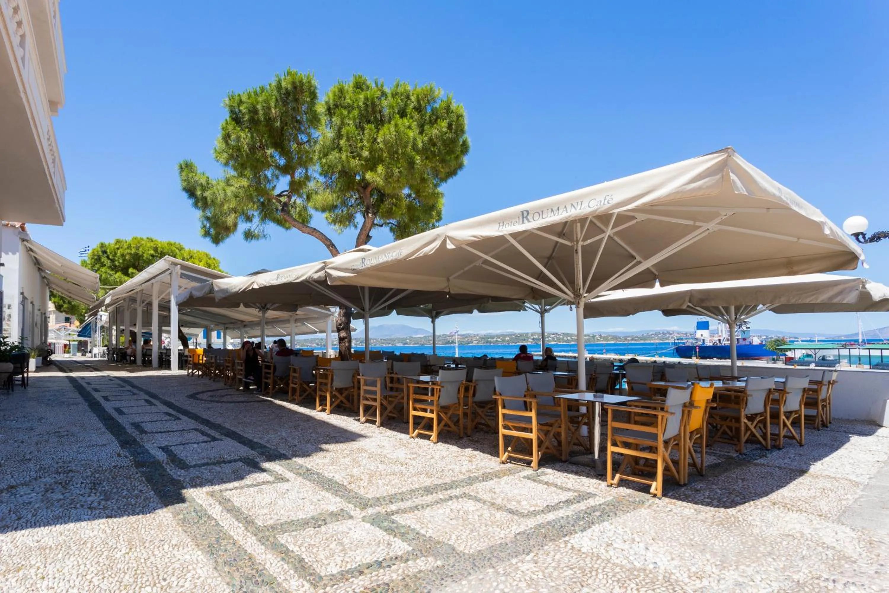 Restaurant/places to eat in Hotel Roumani