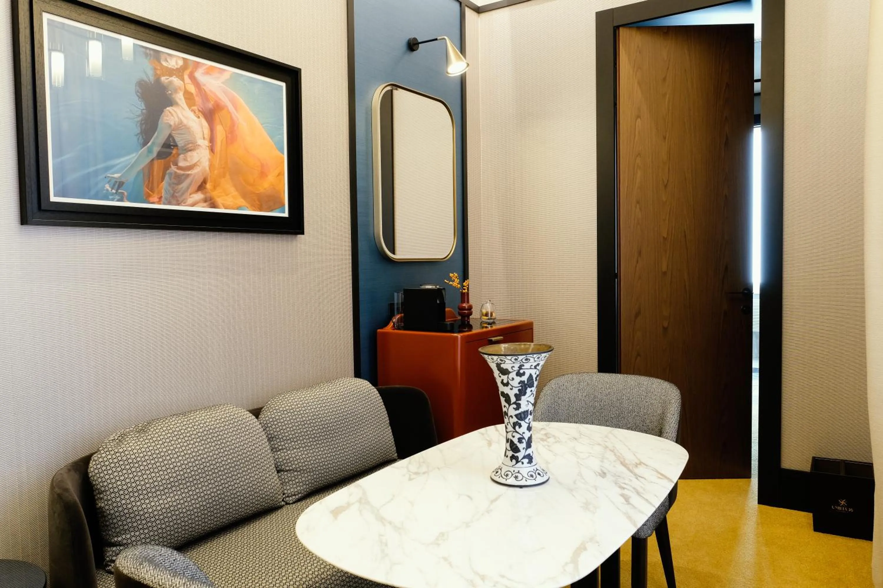 Seating area in Umiltà 36