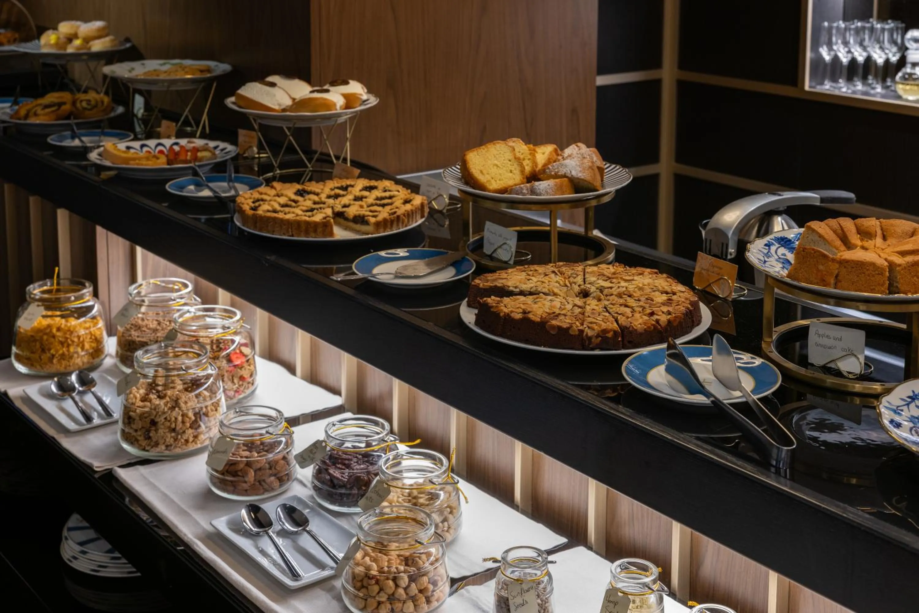 Buffet breakfast in Umiltà 36