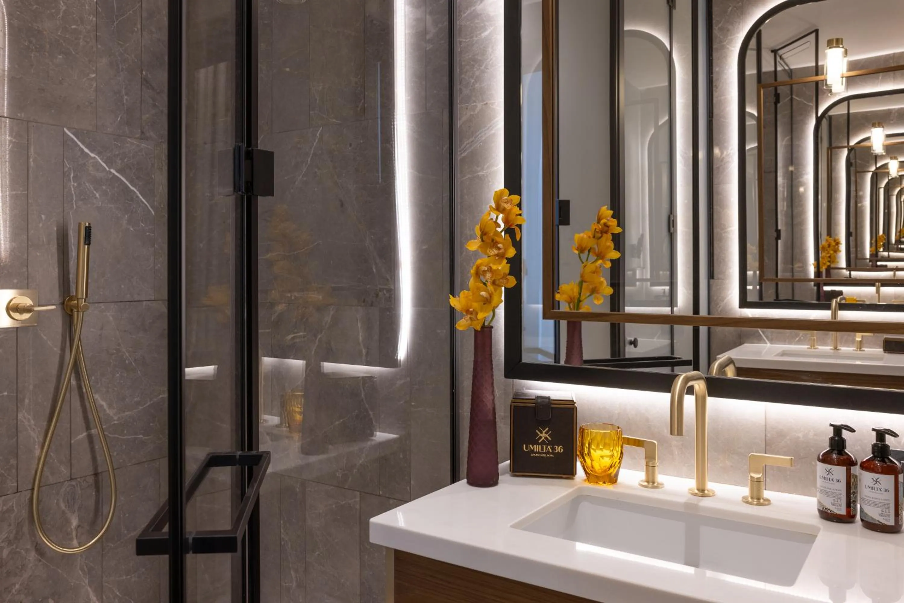 Bathroom in Umiltà 36