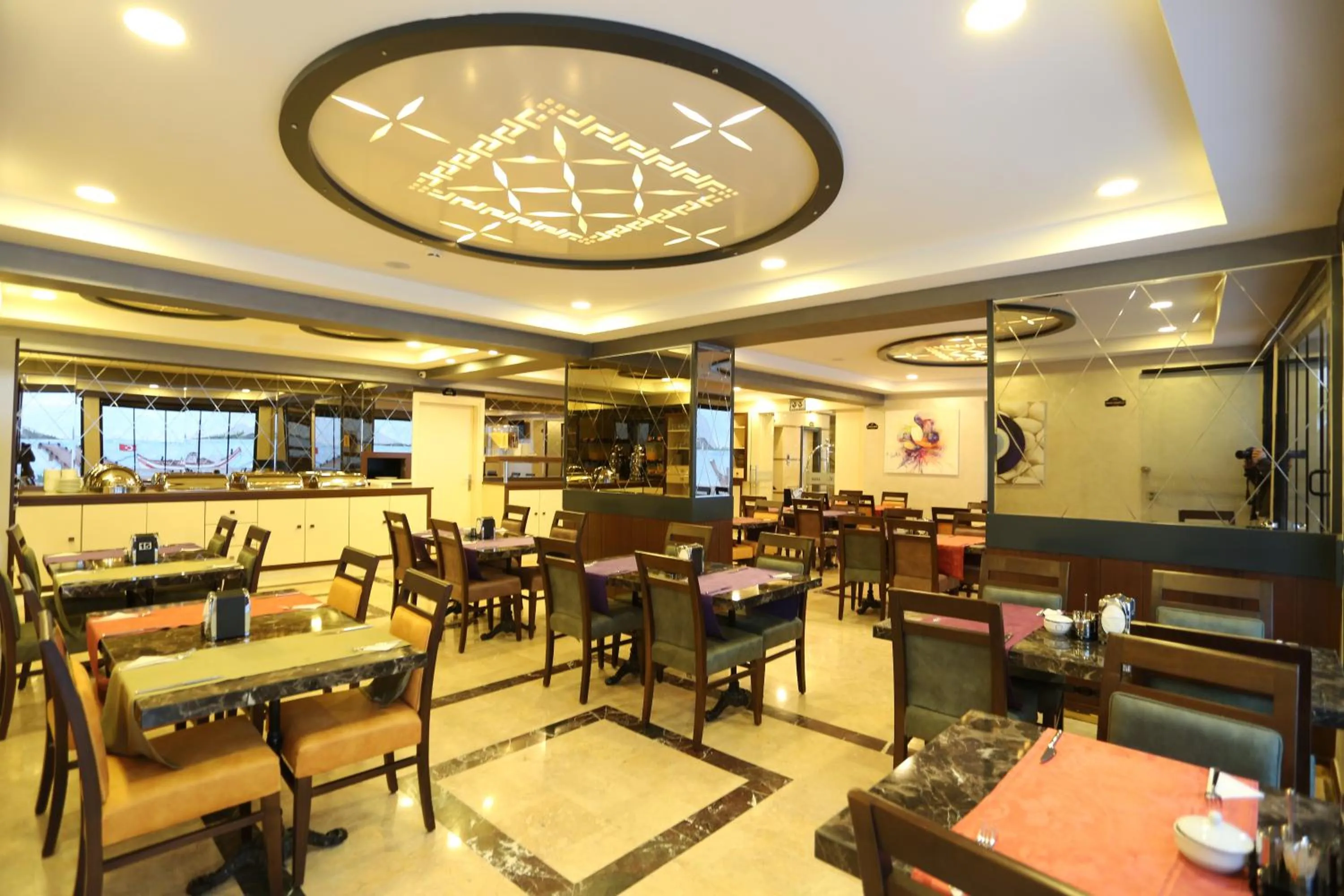 Restaurant/places to eat in Life Corner Hotel