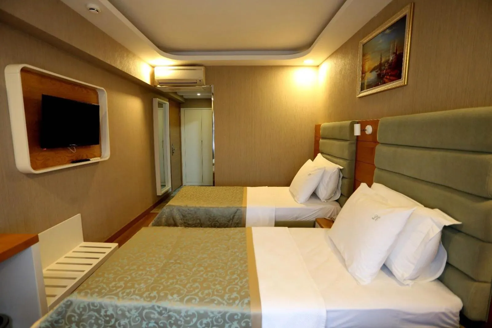 Bed in Life Corner Hotel