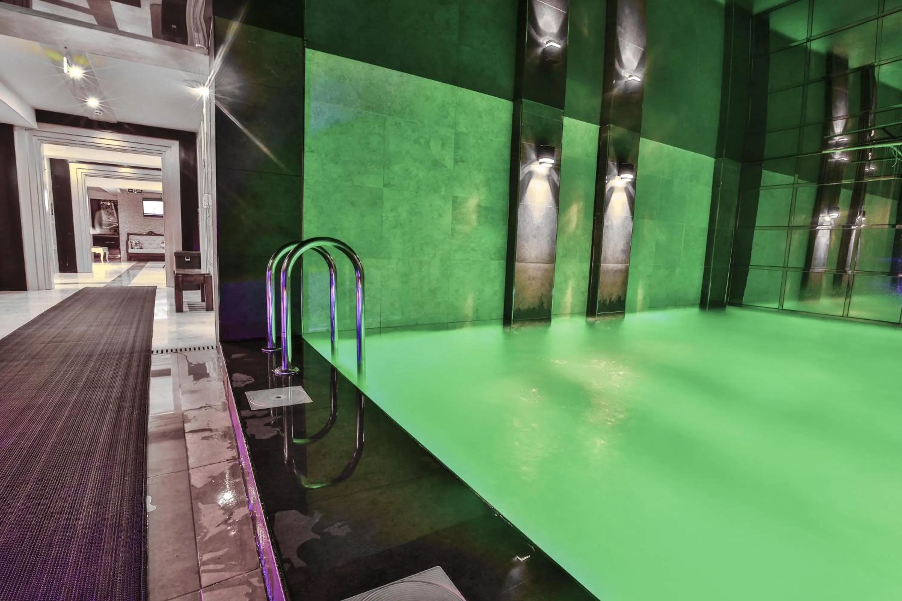 Hot Tub in Life Corner Hotel