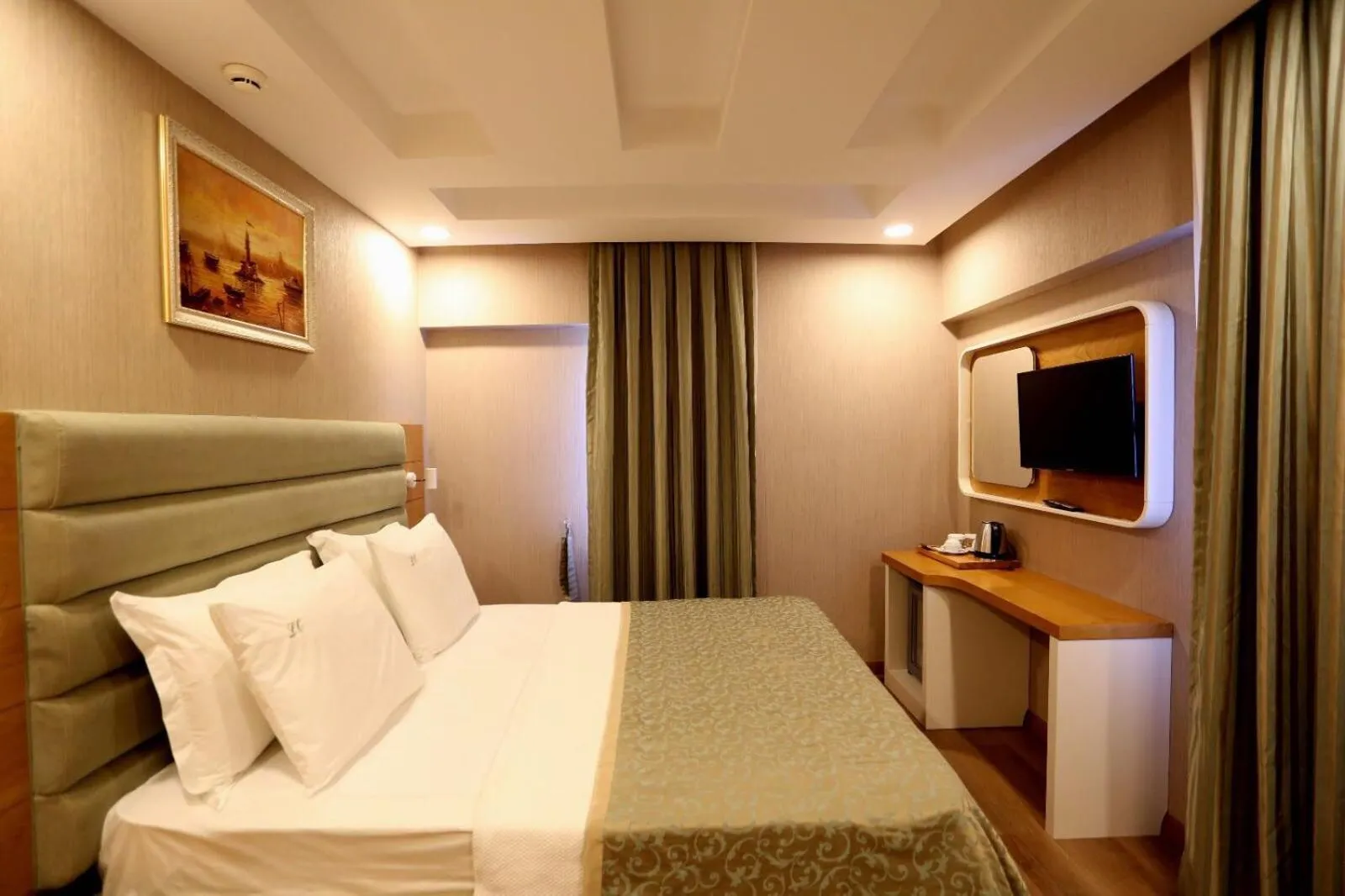 Bed in Life Corner Hotel