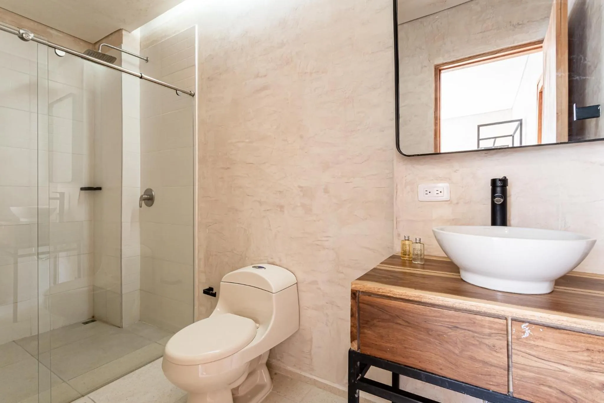 Shower in Soy Local Santa Marta