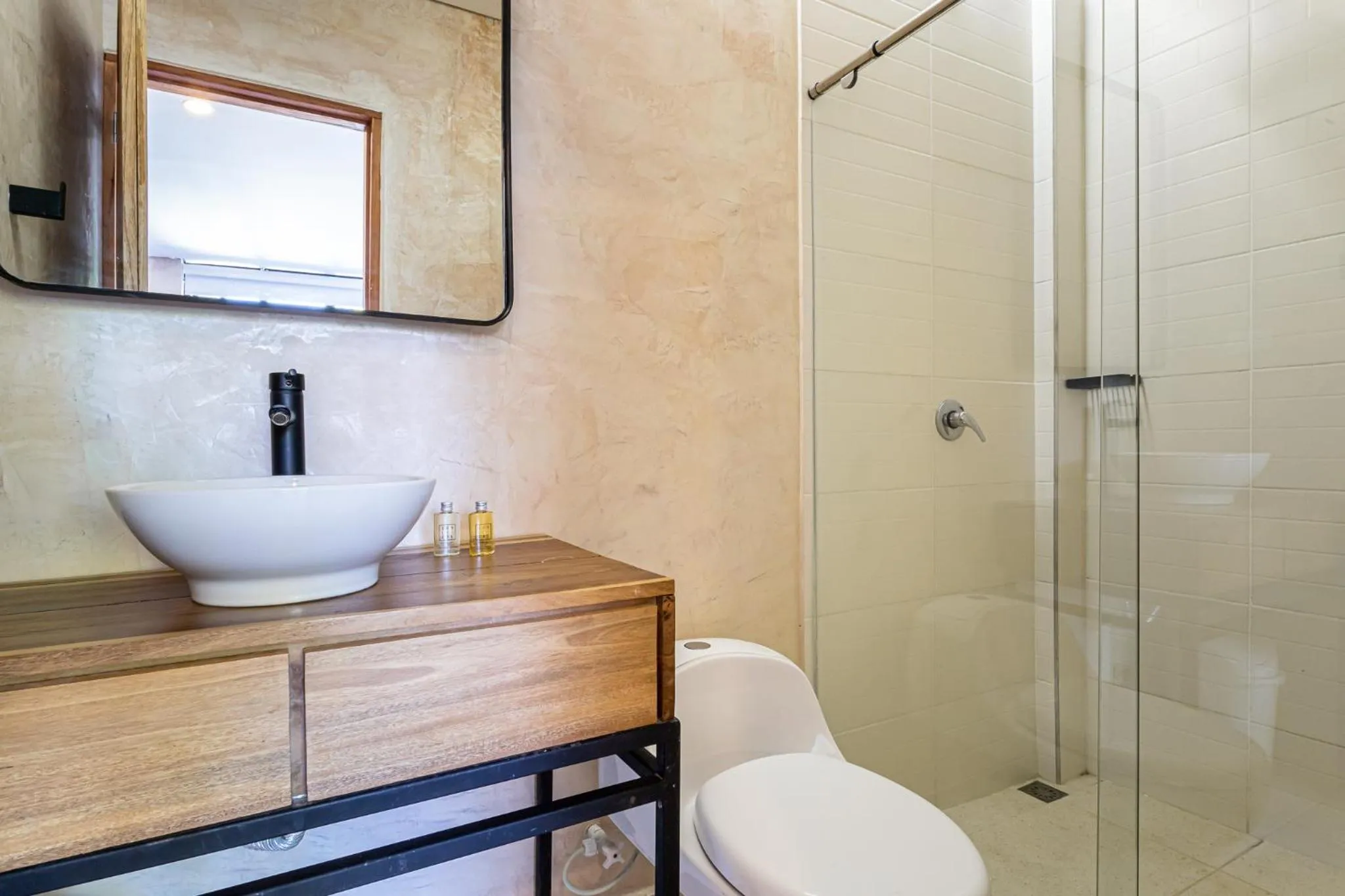 Shower in Soy Local Santa Marta