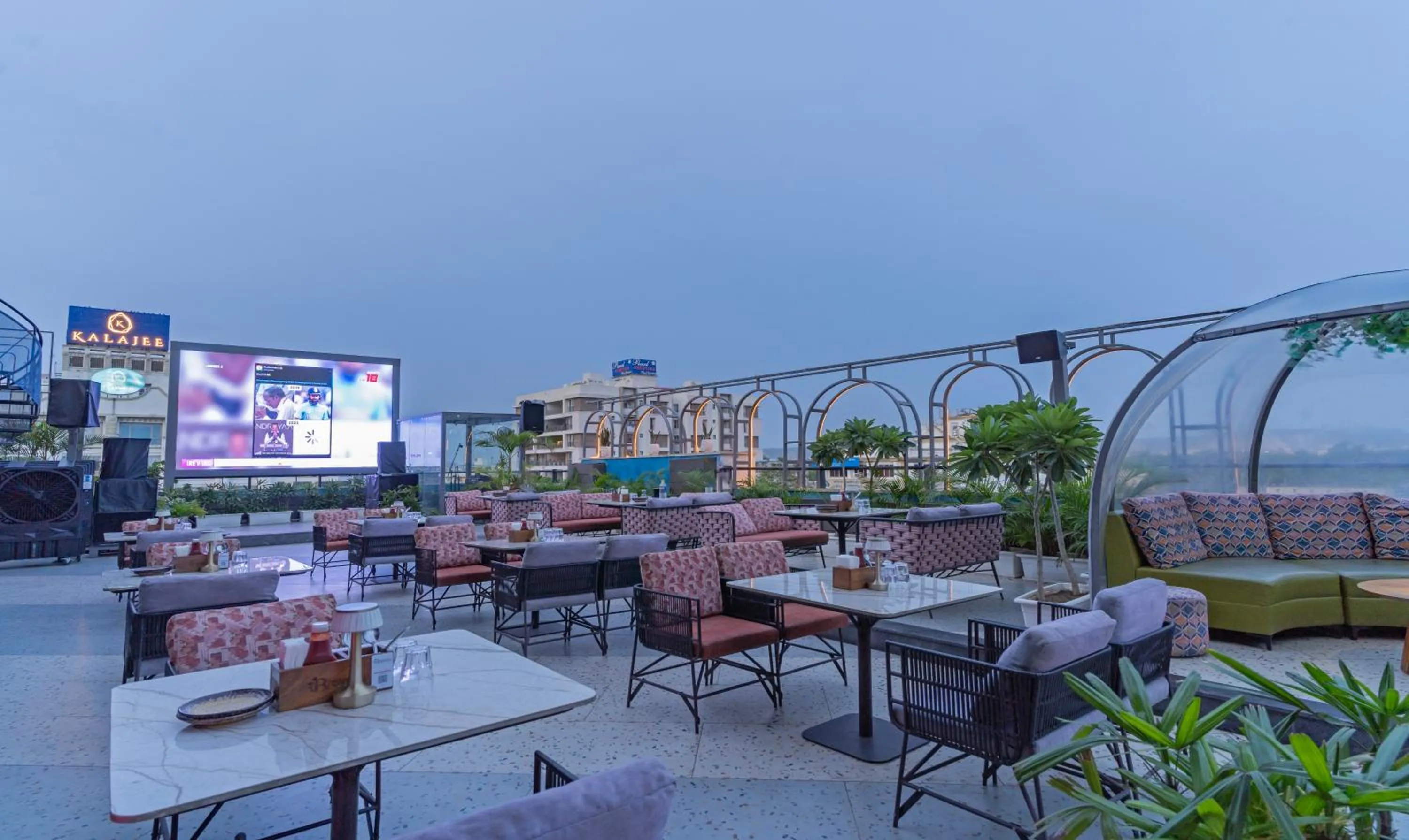 Restaurant/places to eat in Treebo Premium Baramasi By Jai Club Prime