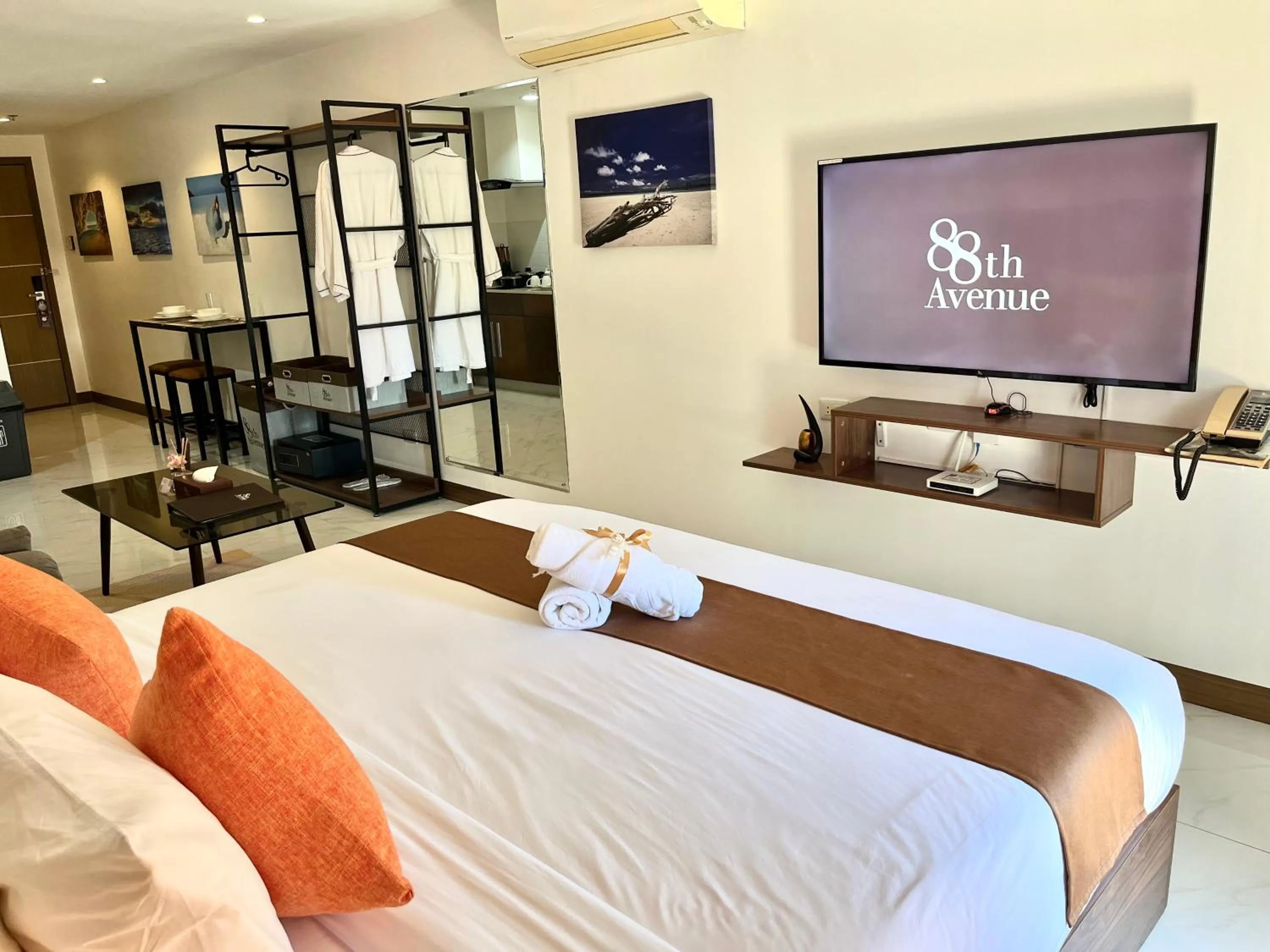 Bedroom, Bed in 88th Avenue