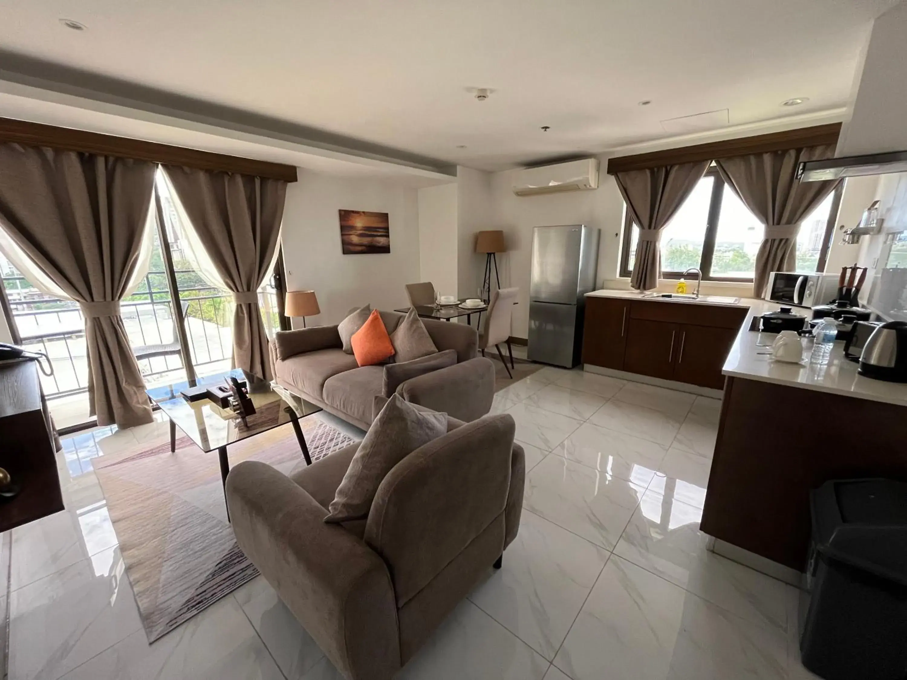 One-Bedroom Apartment with Balcony in 88th Avenue One-Bedroom Apartment with Balcony in 88th Avenue