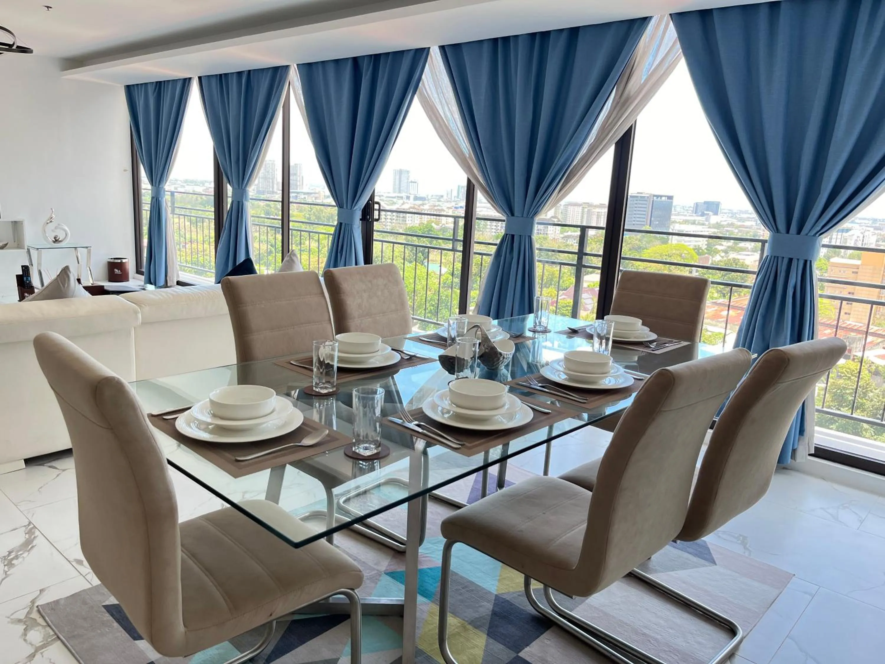 Dining area in 88th Avenue