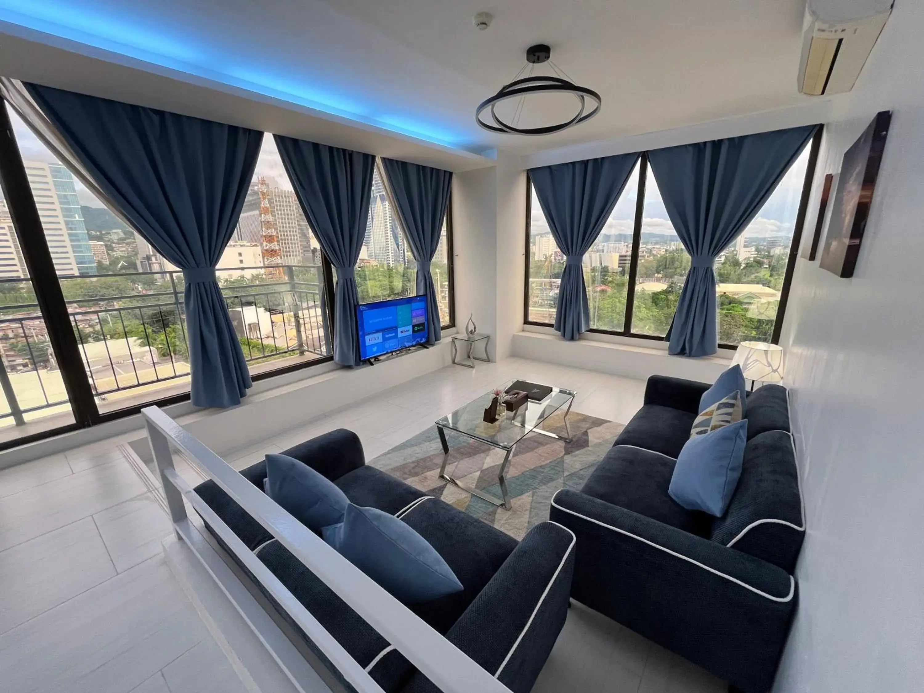 Three-Bedroom Apartment with Balcony in 88th Avenue Three-Bedroom Apartment with Balcony in 88th Avenue