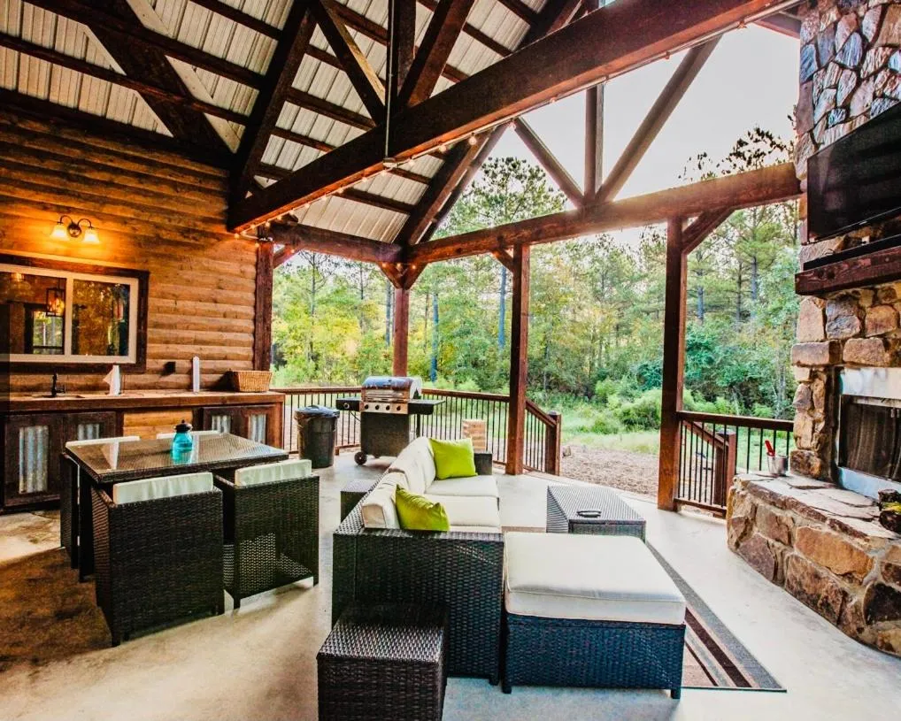 Balcony/Terrace in Knotty and Nice Luxury Cabin