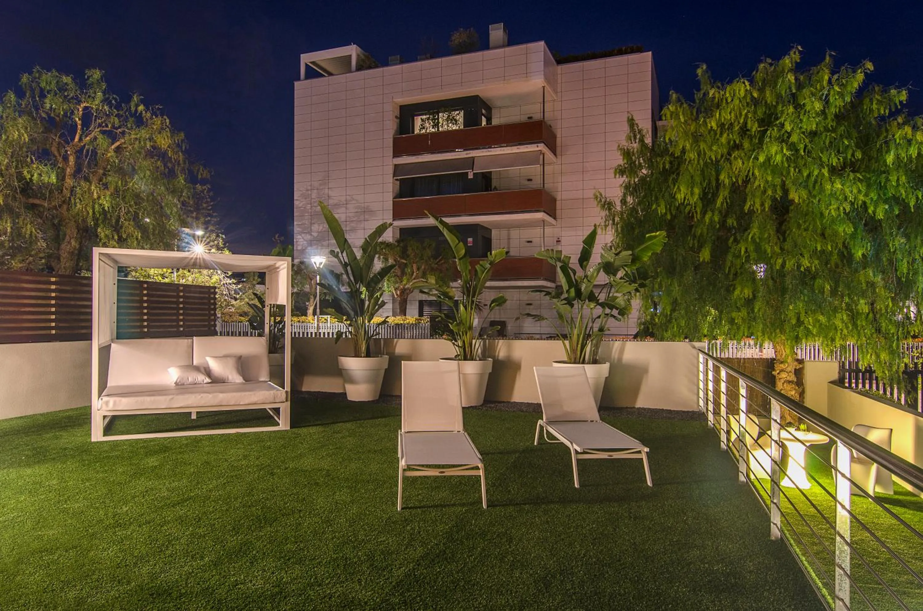 Sitges Spaces Garden Paradise 3 bedroom, 3 bathroom, huge PRIVATE garden-terrace, pool- sleeps up to 8