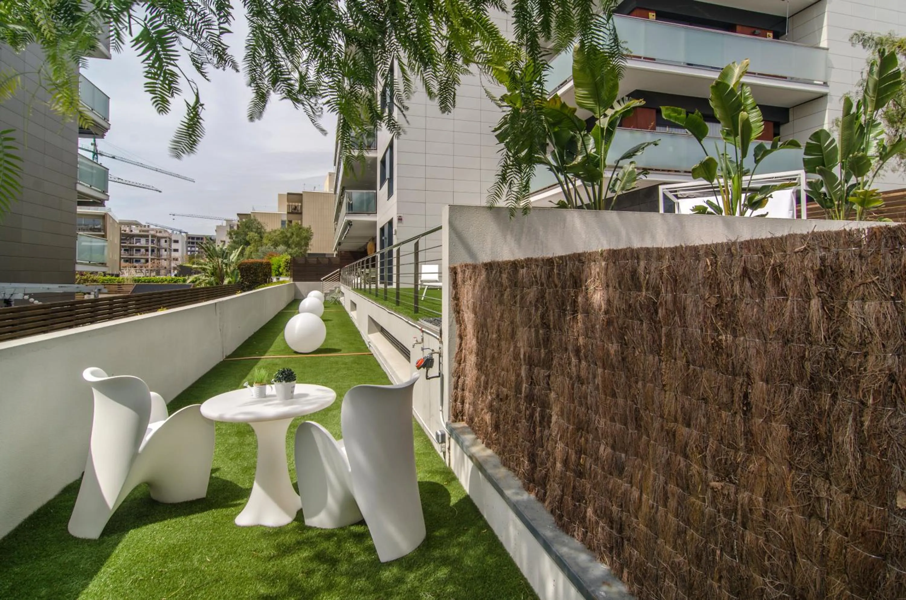 Sitges Spaces Garden Paradise 3 bedroom, 3 bathroom, huge PRIVATE garden-terrace, pool- sleeps up to 8