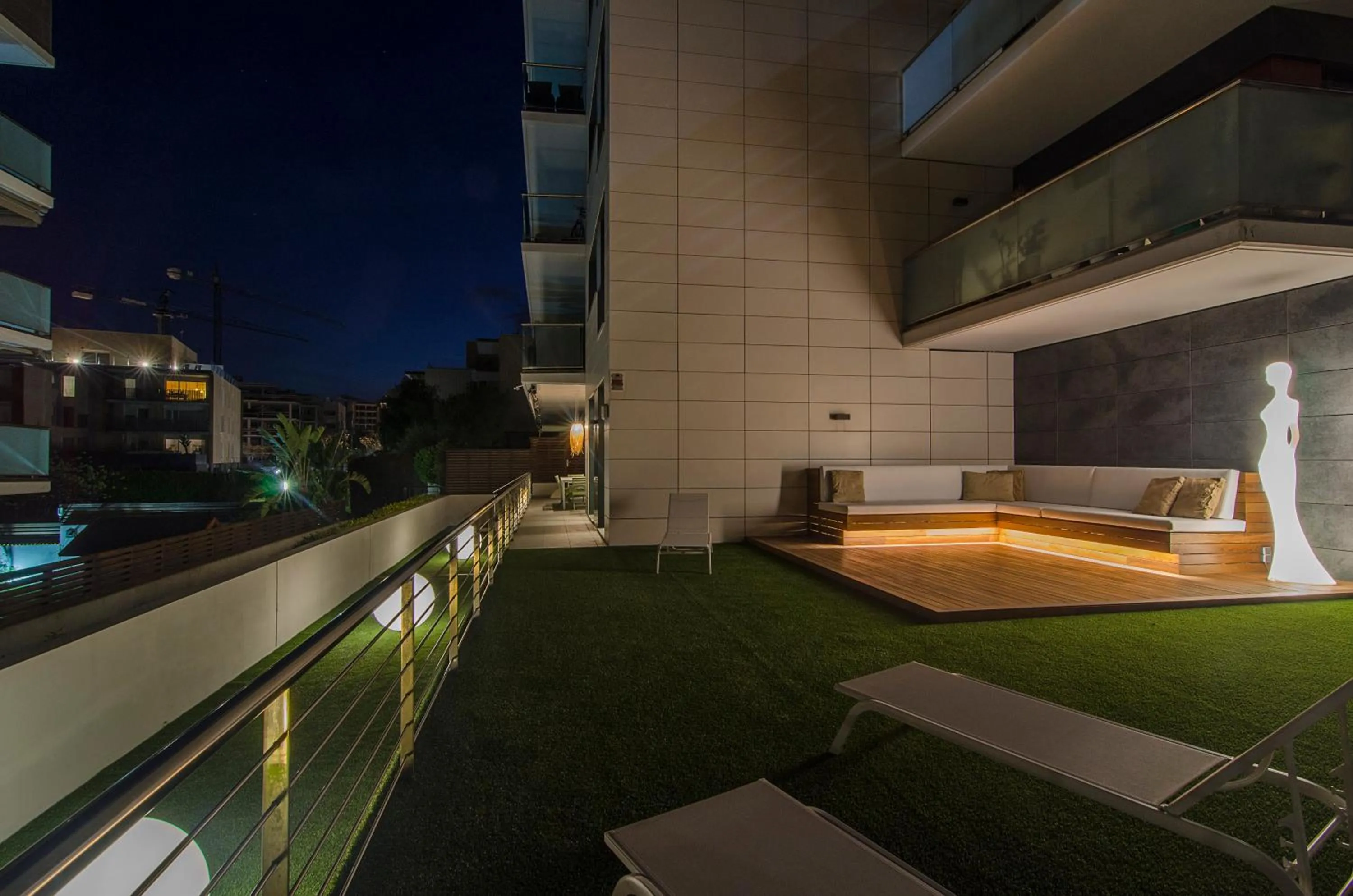 Sitges Spaces Garden Paradise 3 bedroom, 3 bathroom, huge PRIVATE garden-terrace, pool- sleeps up to 8