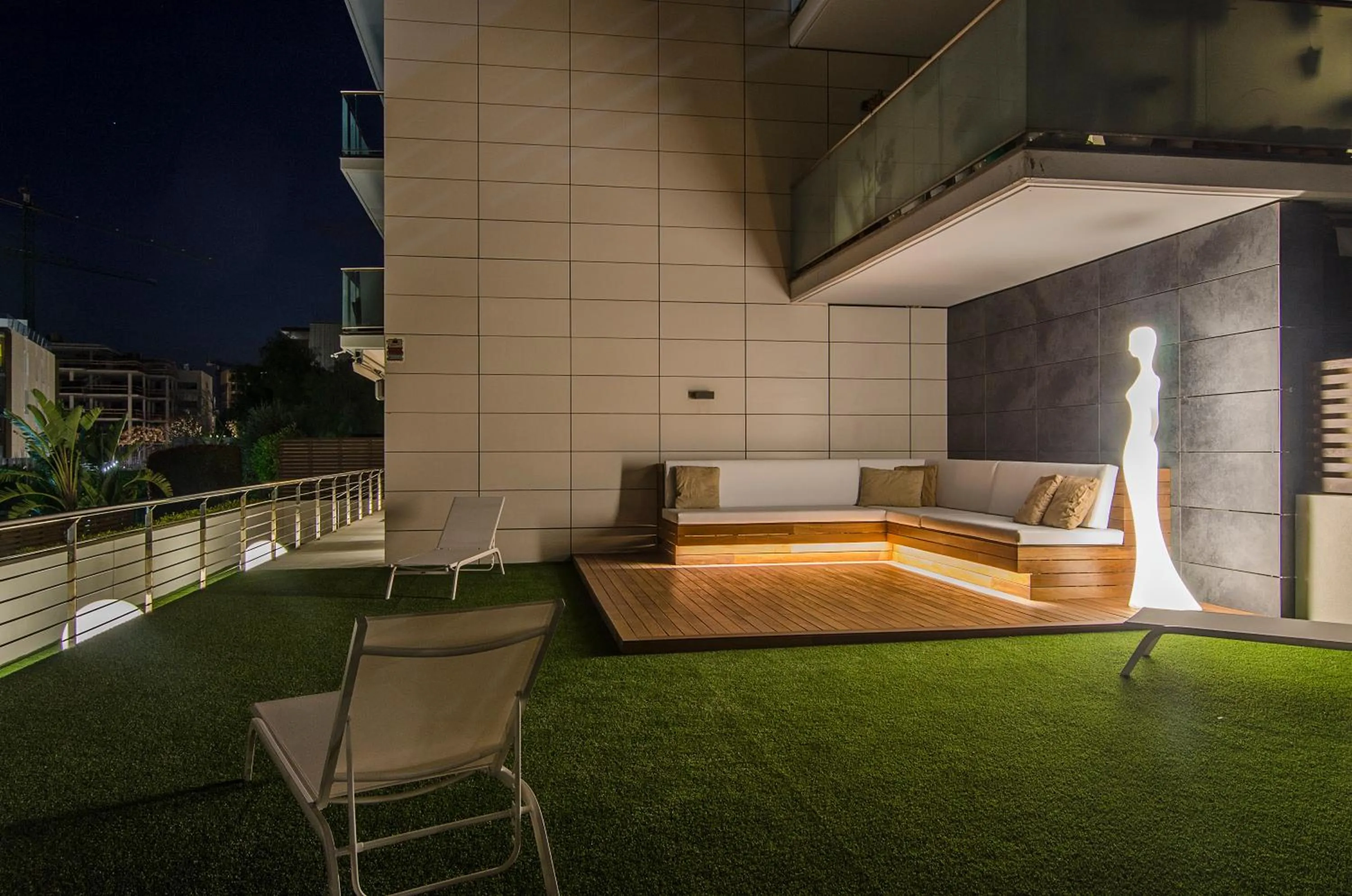 Sitges Spaces Garden Paradise 3 bedroom, 3 bathroom, huge PRIVATE garden-terrace, pool- sleeps up to 8