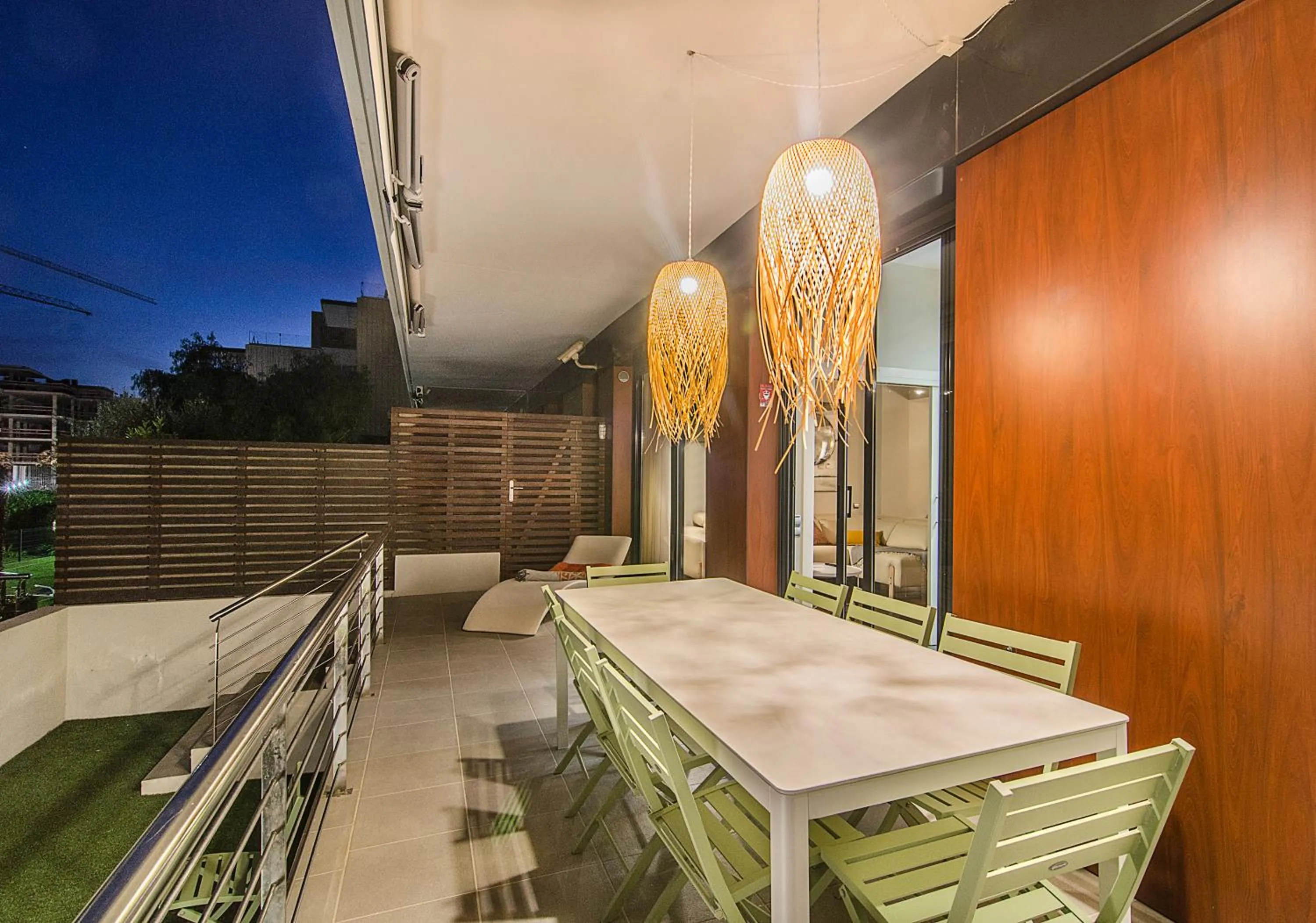 Sitges Spaces Garden Paradise 3 bedroom, 3 bathroom, huge PRIVATE garden-terrace, pool- sleeps up to 8