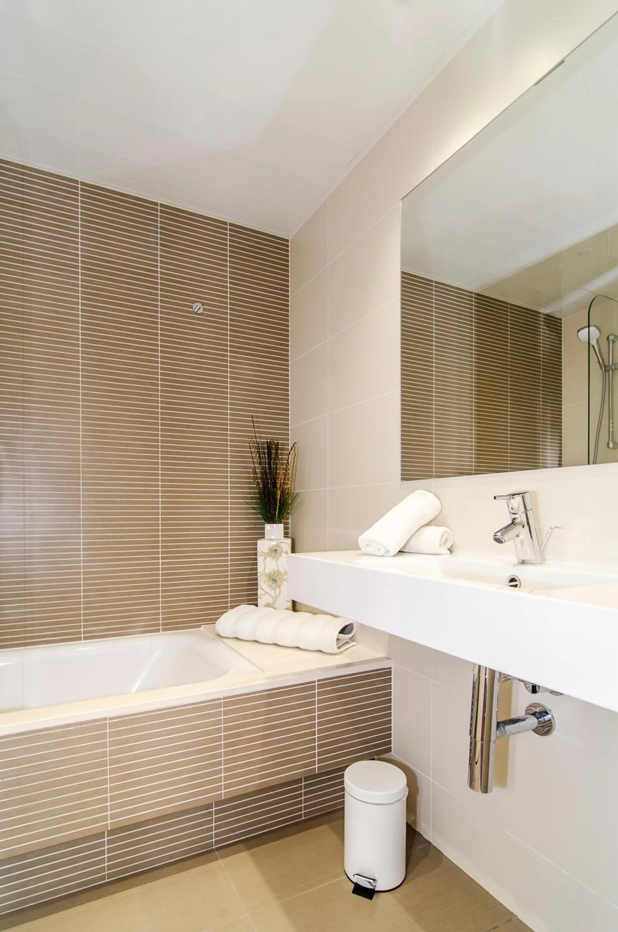 Sitges Spaces Garden Paradise 3 bedroom, 3 bathroom, huge PRIVATE garden-terrace, pool- sleeps up to 8