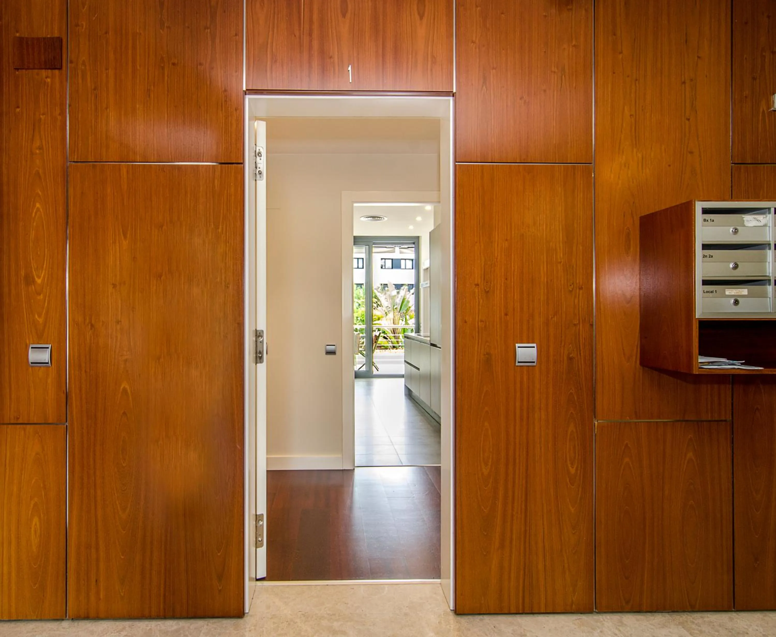 Sitges Spaces Garden Paradise 3 bedroom, 3 bathroom, huge PRIVATE garden-terrace, pool- sleeps up to 8