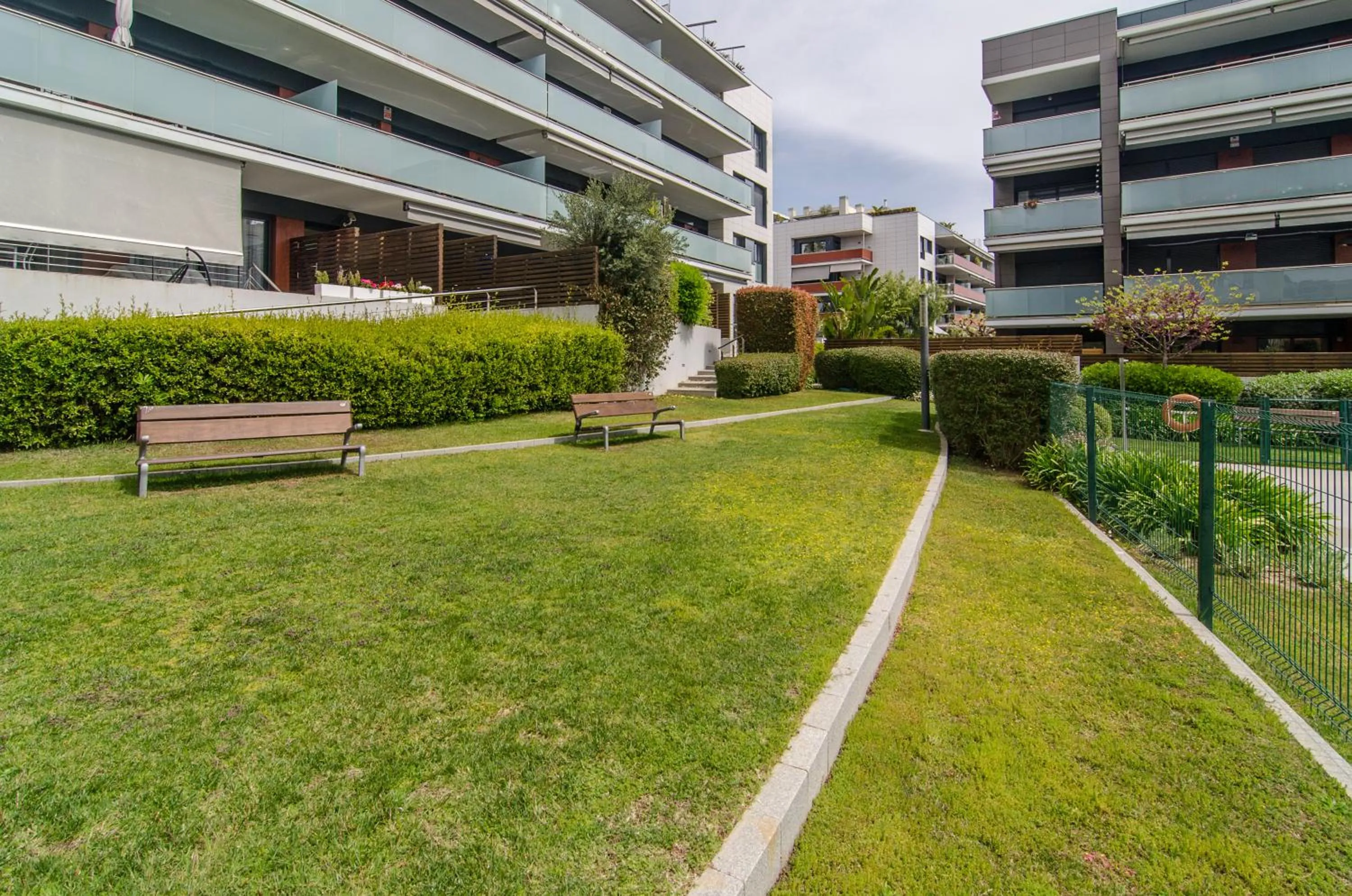 Sitges Spaces Garden Paradise 3 bedroom, 3 bathroom, huge PRIVATE garden-terrace, pool- sleeps up to 8