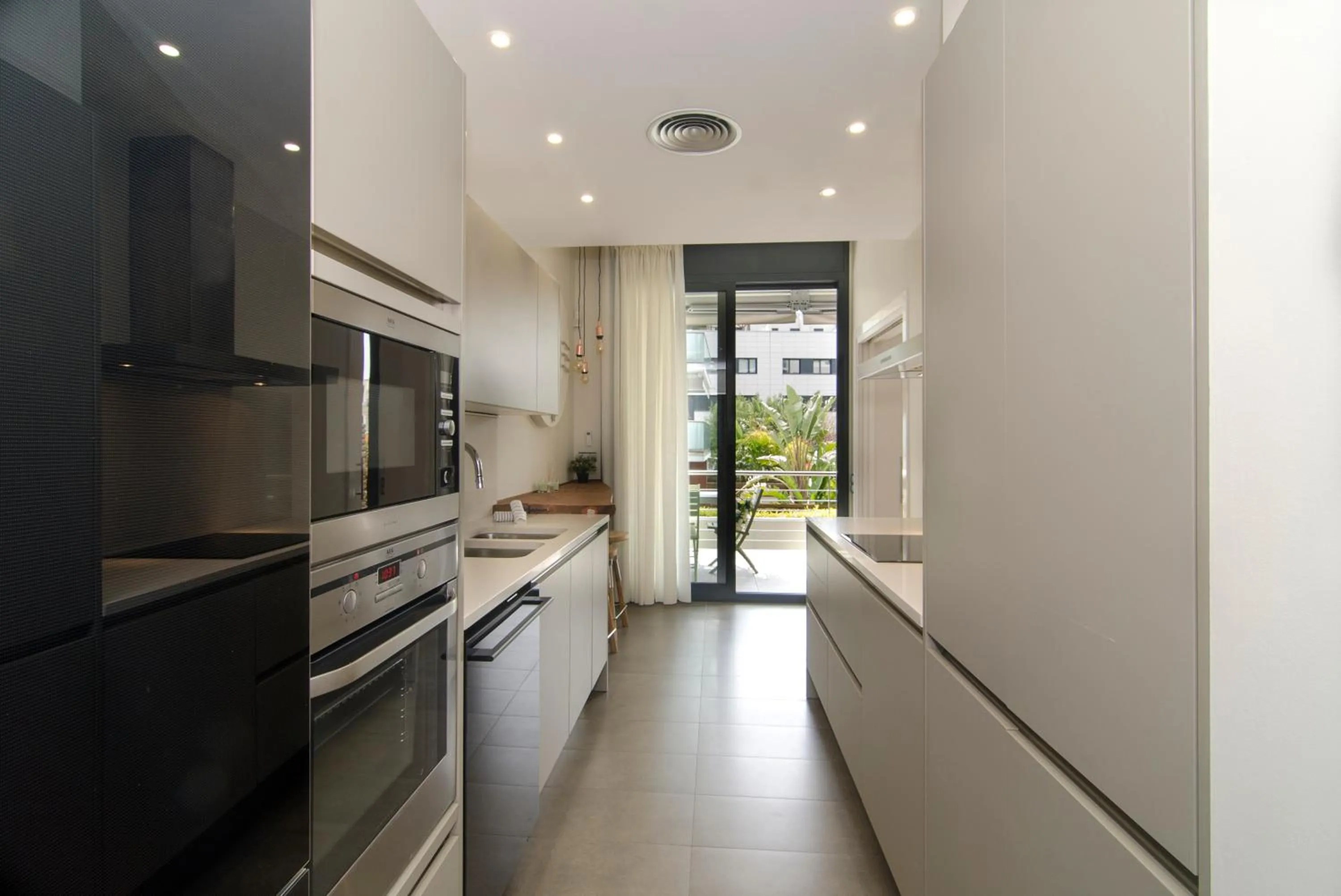 Sitges Spaces Garden Paradise 3 bedroom, 3 bathroom, huge PRIVATE garden-terrace, pool- sleeps up to 8