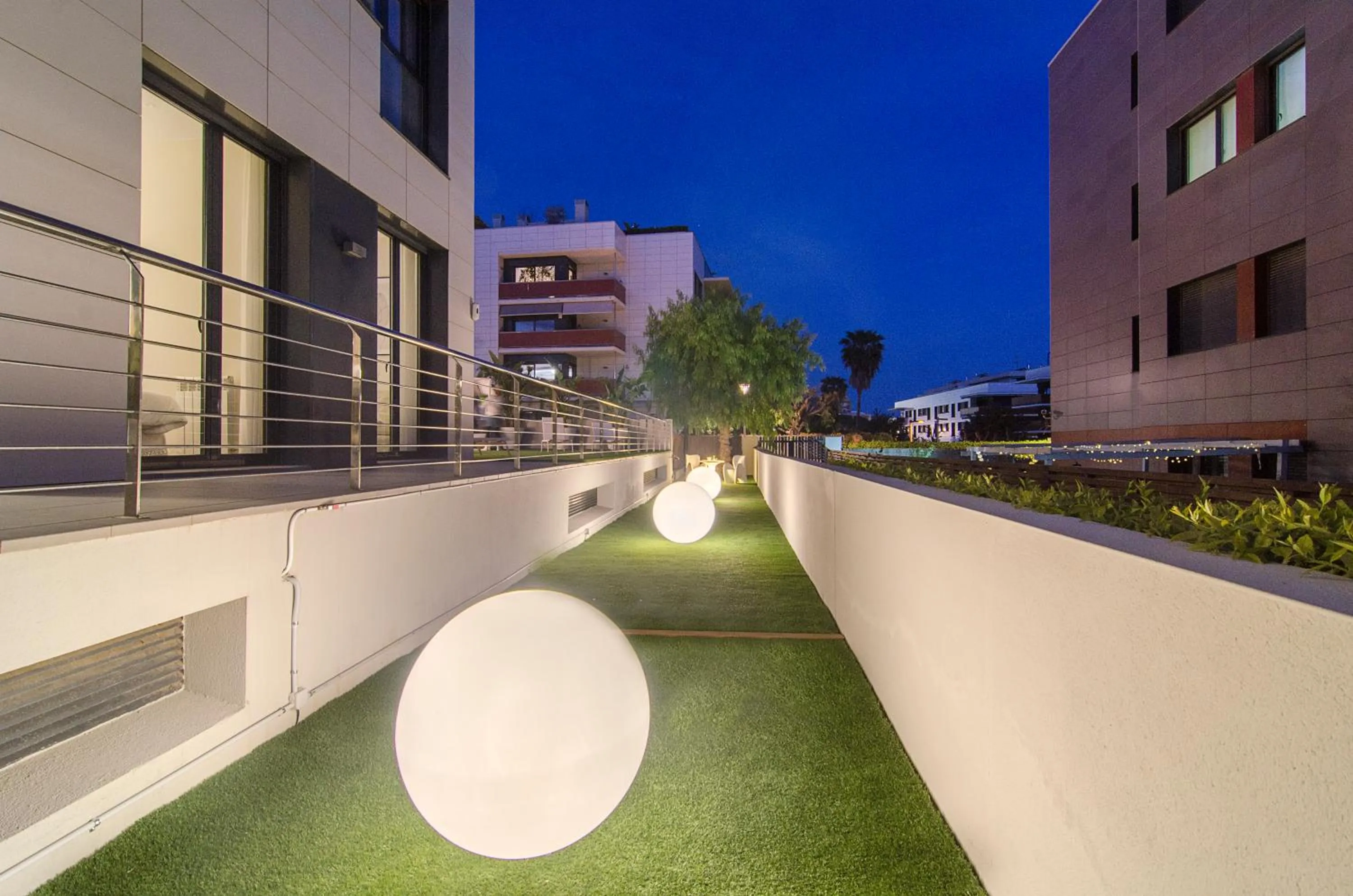 Sitges Spaces Garden Paradise 3 bedroom, 3 bathroom, huge PRIVATE garden-terrace, pool- sleeps up to 8