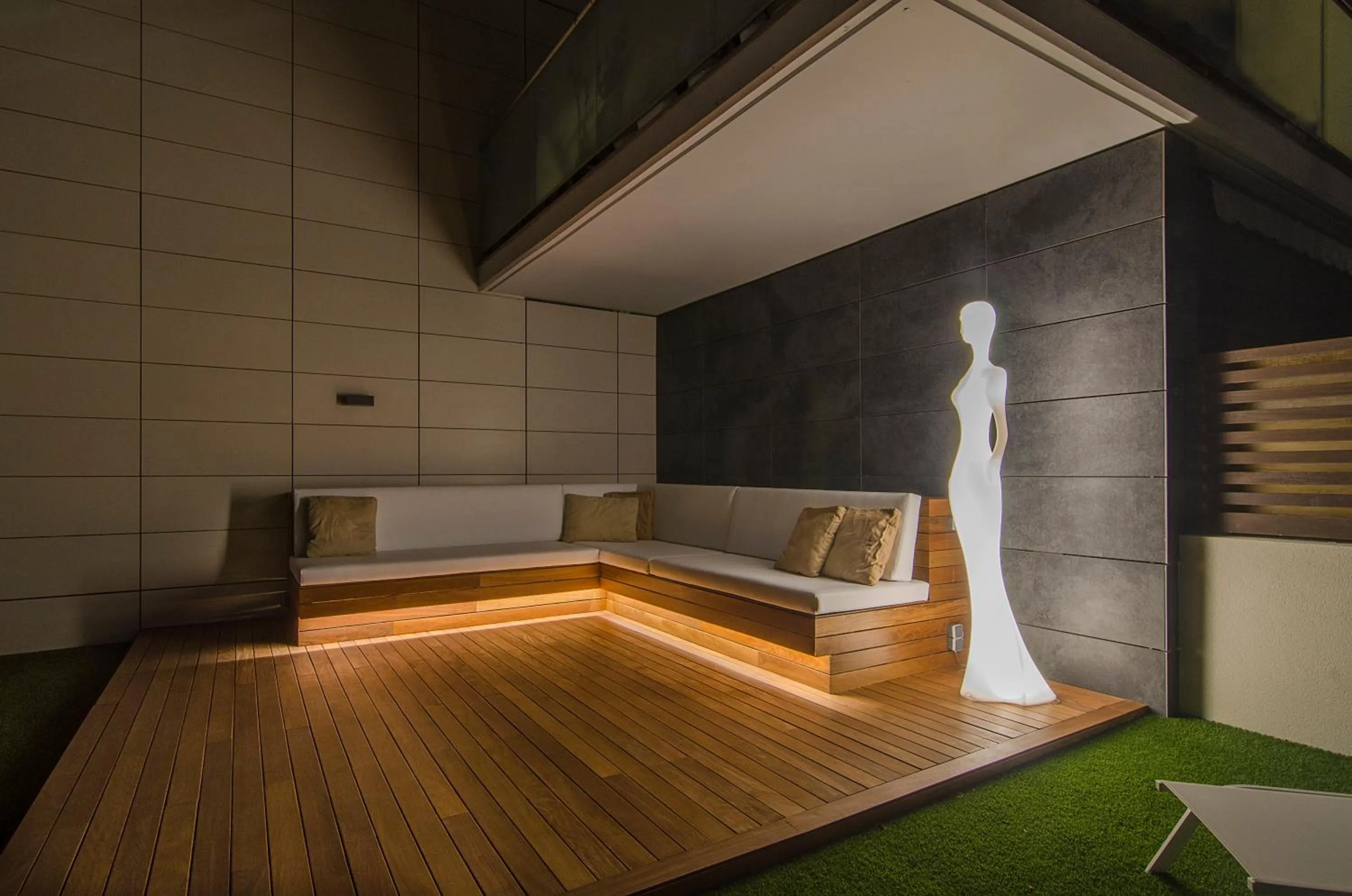 Sitges Spaces Garden Paradise 3 bedroom, 3 bathroom, huge PRIVATE garden-terrace, pool- sleeps up to 8