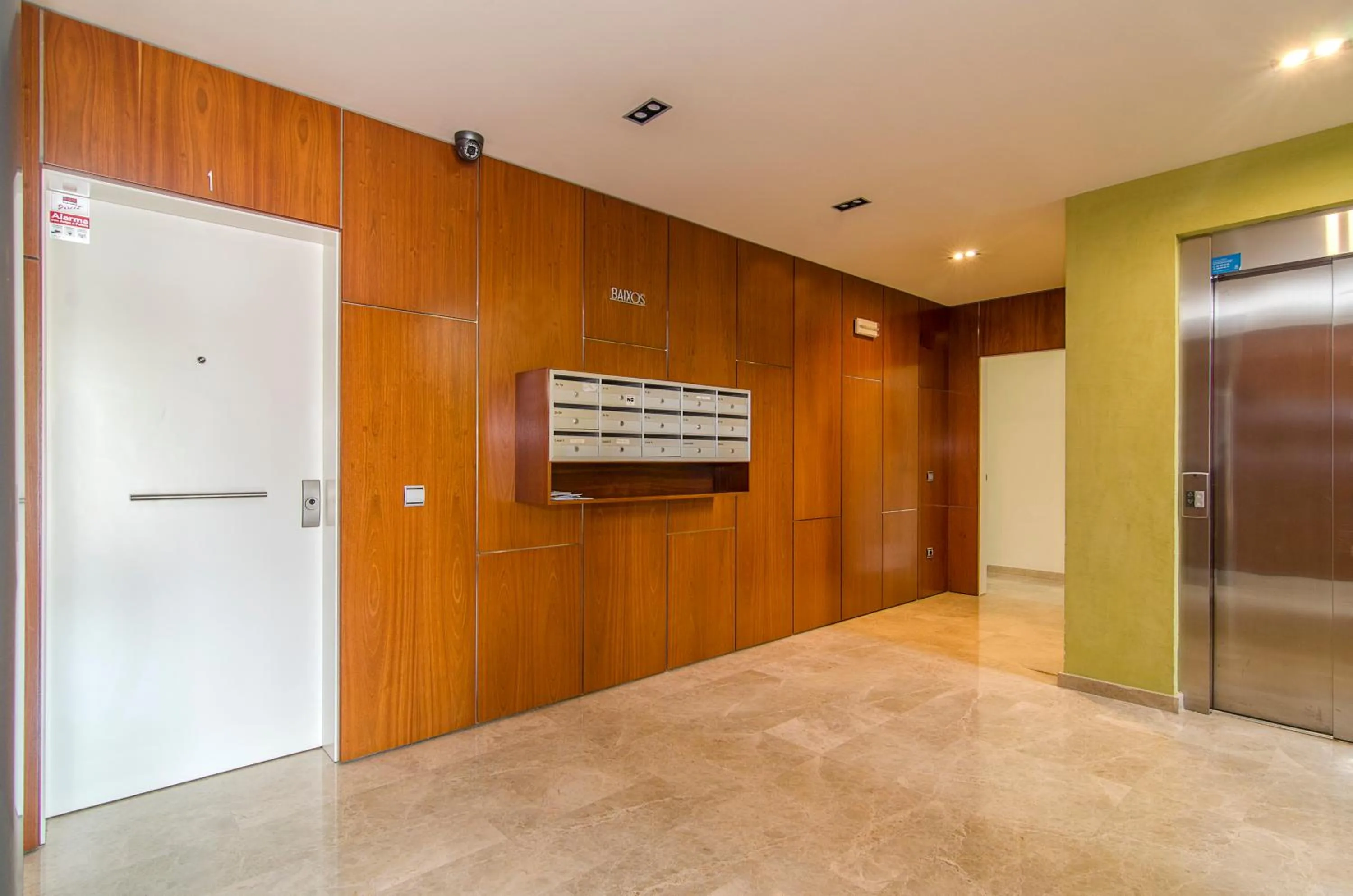 Sitges Spaces Garden Paradise 3 bedroom, 3 bathroom, huge PRIVATE garden-terrace, pool- sleeps up to 8