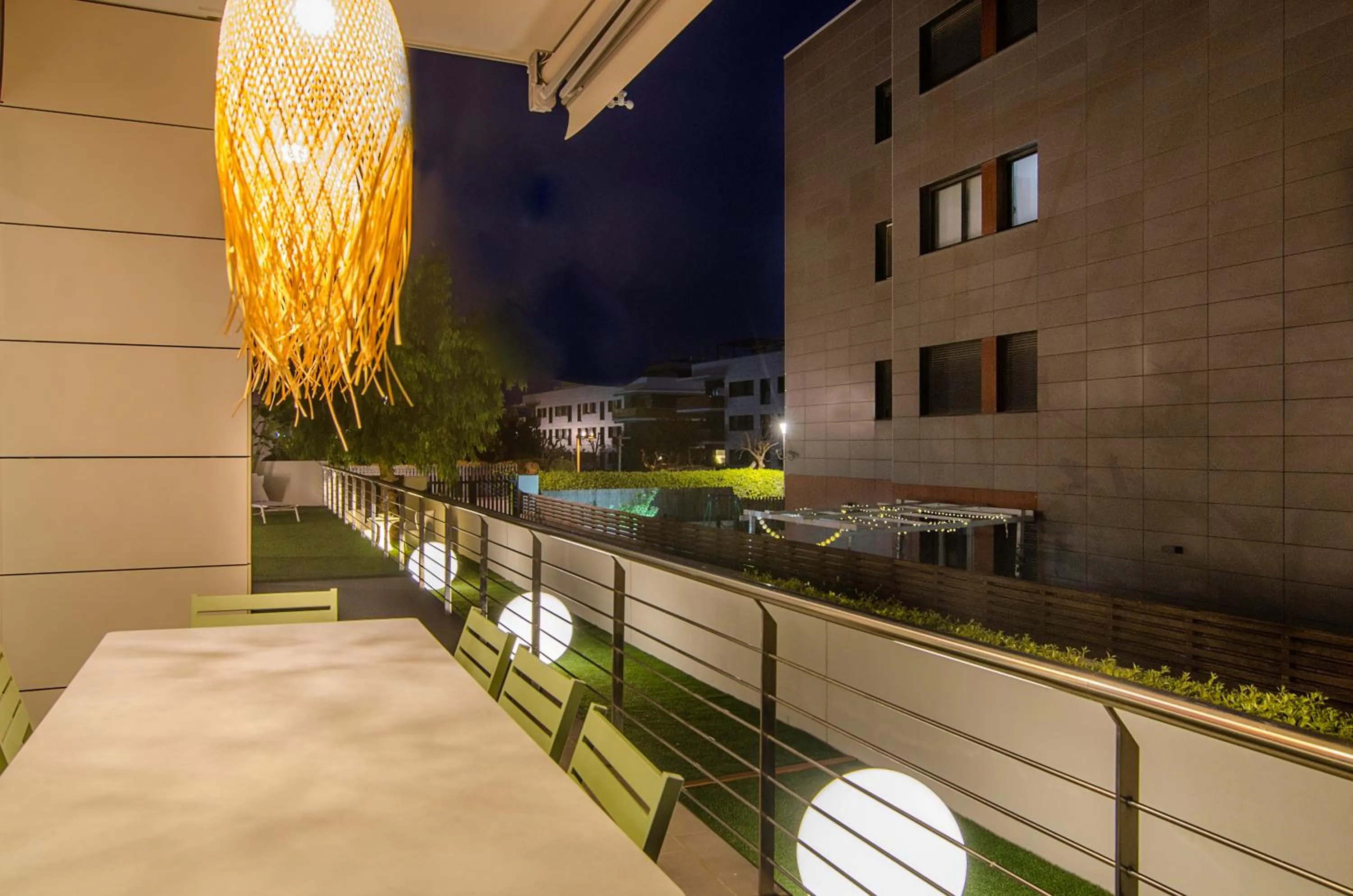 Sitges Spaces Garden Paradise 3 bedroom, 3 bathroom, huge PRIVATE garden-terrace, pool- sleeps up to 8