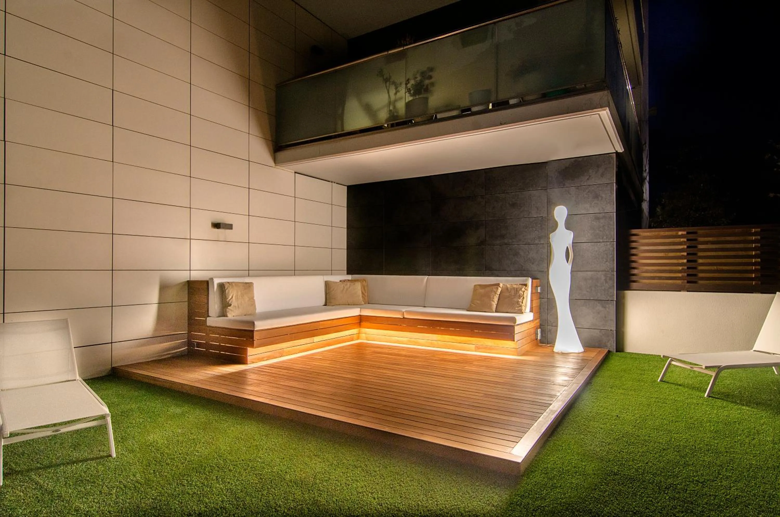 Sitges Spaces Garden Paradise 3 bedroom, 3 bathroom, huge PRIVATE garden-terrace, pool- sleeps up to 8