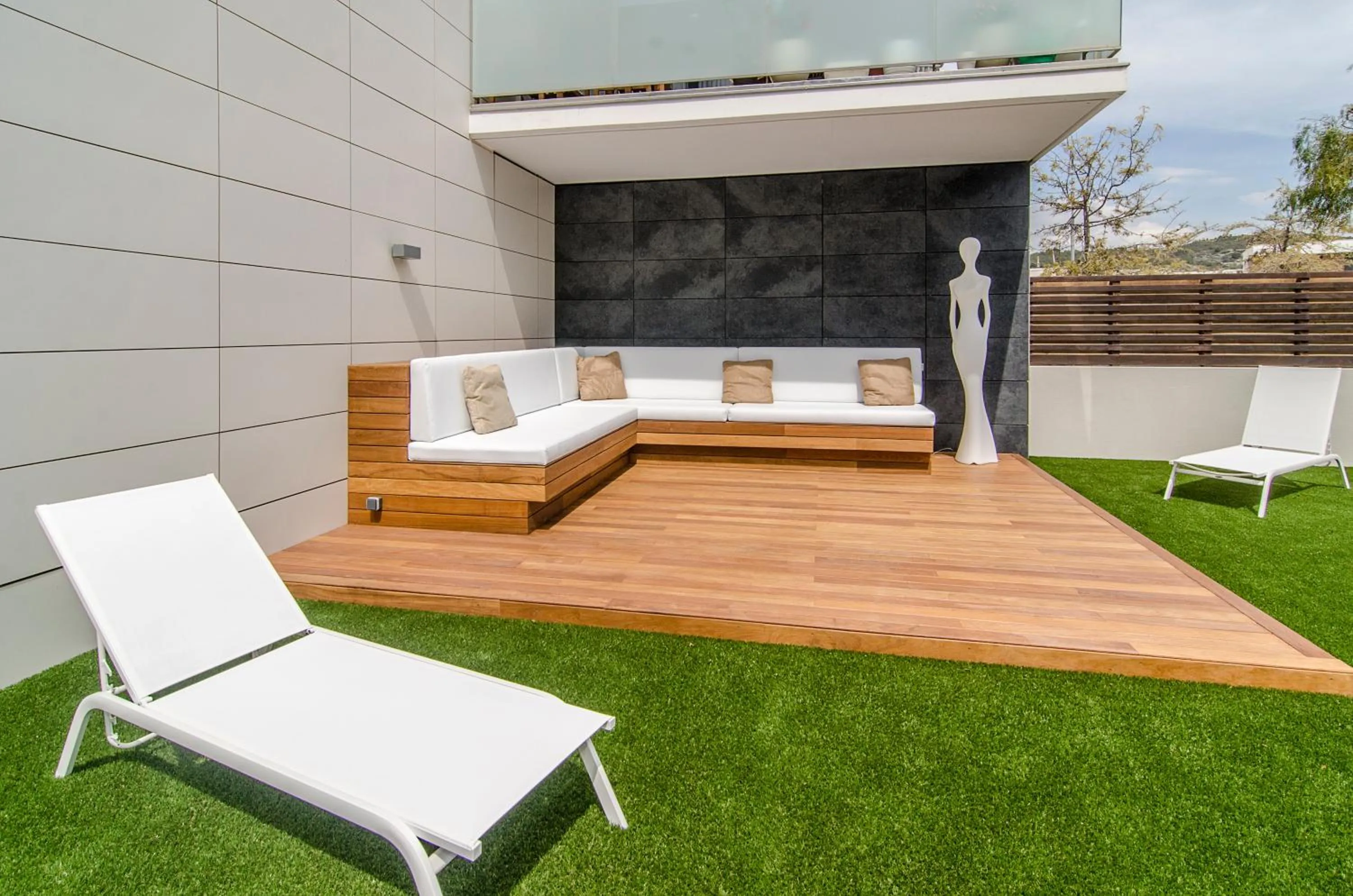 Sitges Spaces Garden Paradise 3 bedroom, 3 bathroom, huge PRIVATE garden-terrace, pool- sleeps up to 8