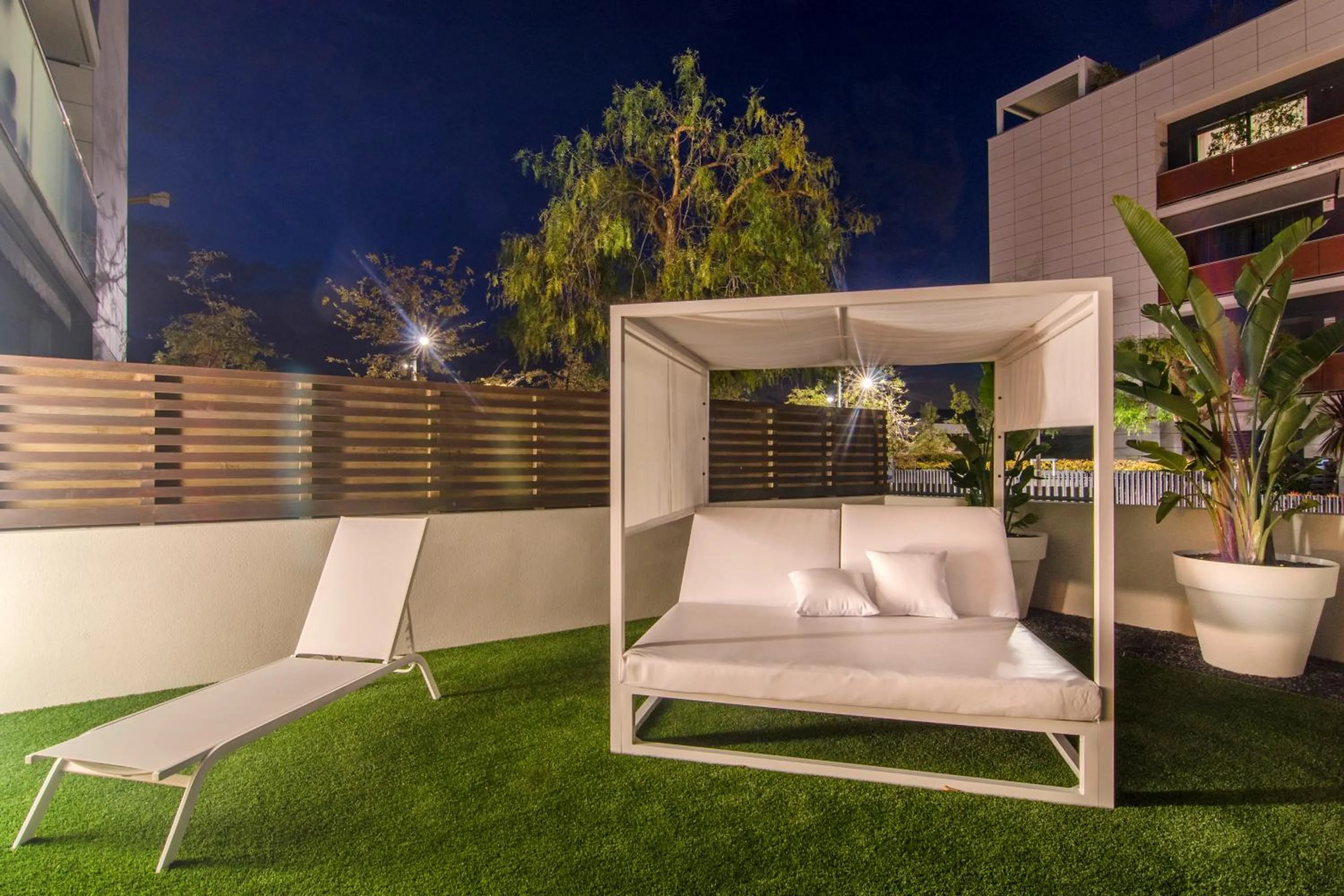 Sitges Spaces Garden Paradise 3 bedroom, 3 bathroom, huge PRIVATE garden-terrace, pool- sleeps up to 8