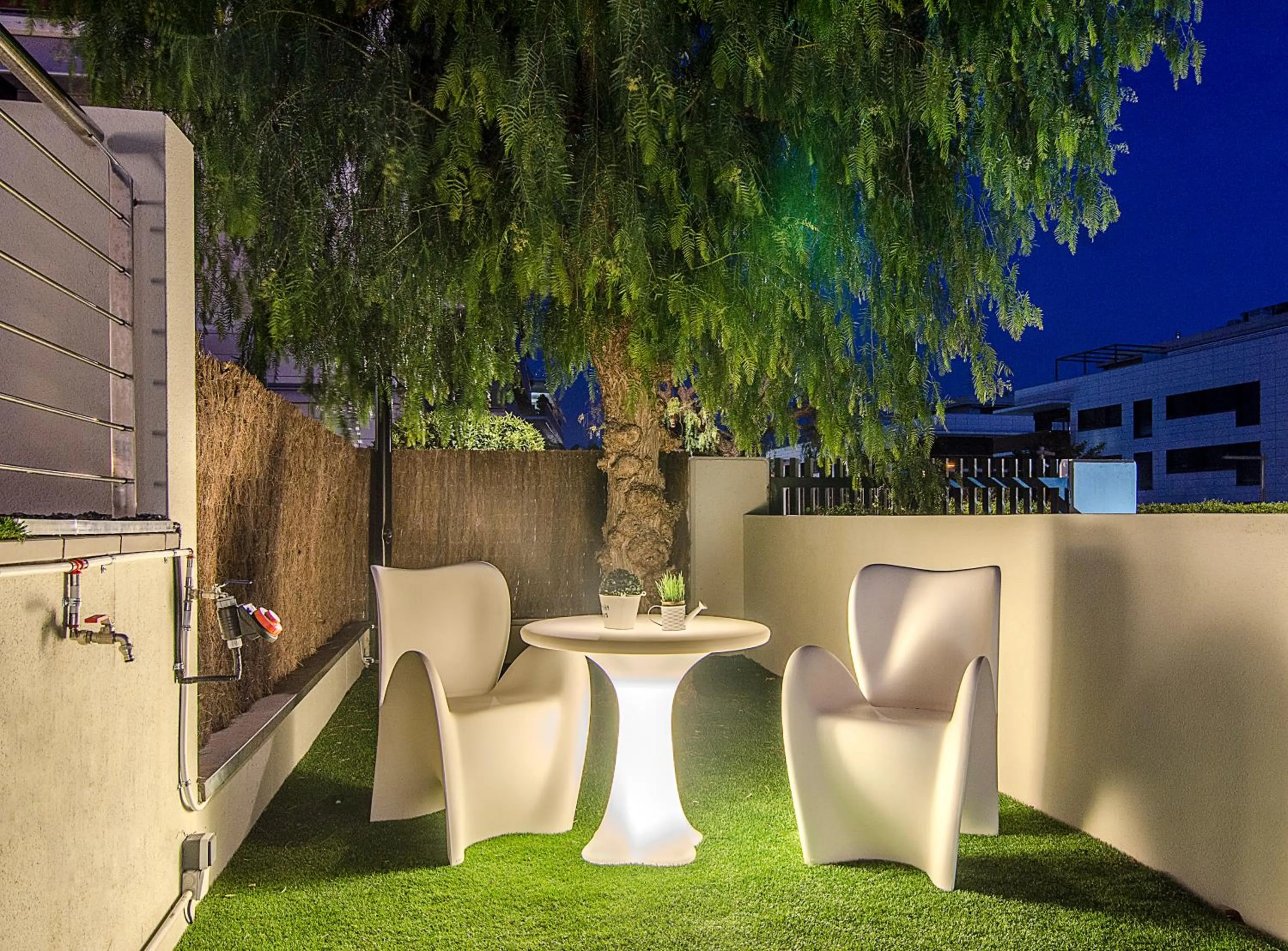 Sitges Spaces Garden Paradise 3 bedroom, 3 bathroom, huge PRIVATE garden-terrace, pool- sleeps up to 8