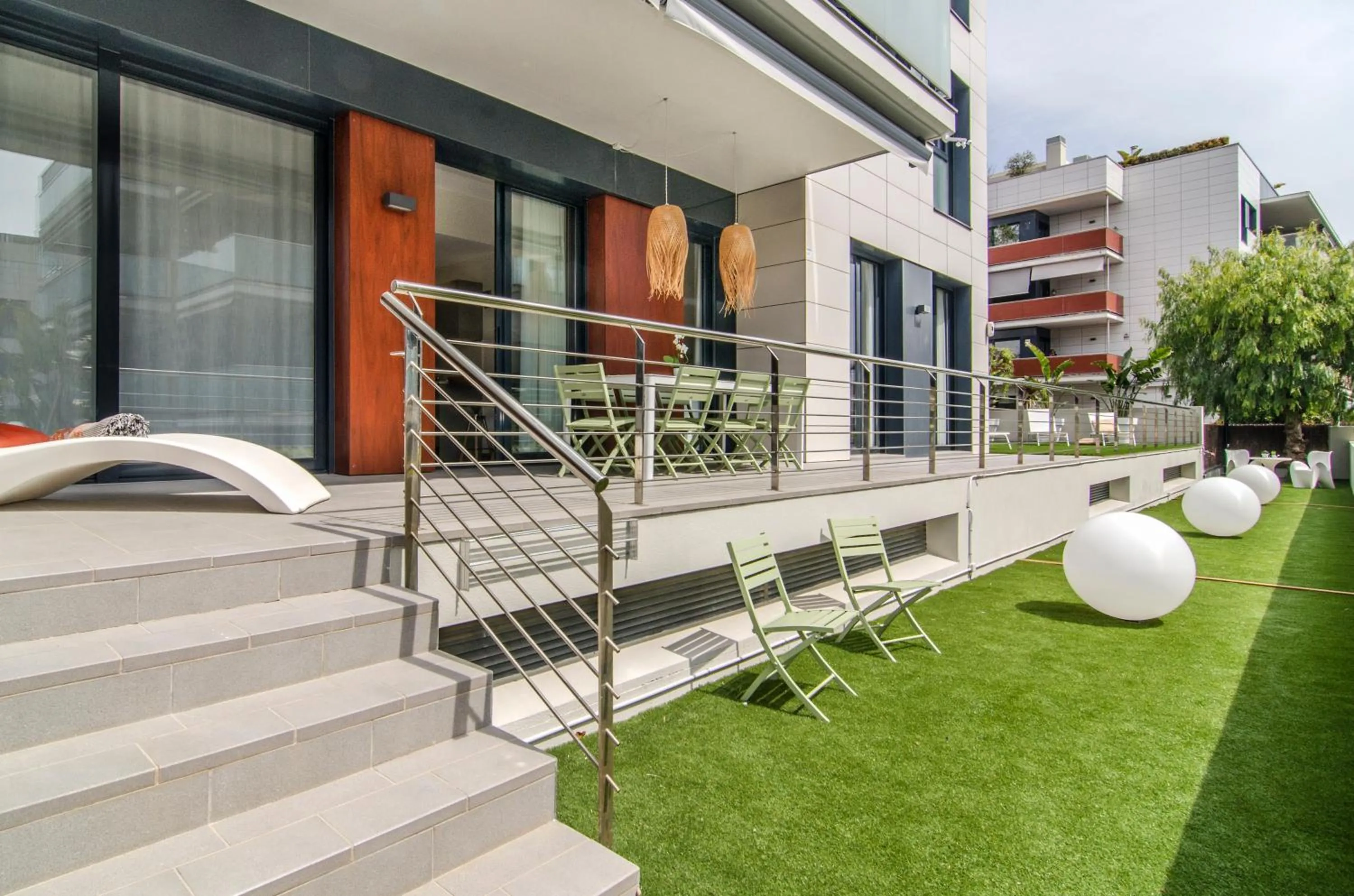 Sitges Spaces Garden Paradise 3 bedroom, 3 bathroom, huge PRIVATE garden-terrace, pool- sleeps up to 8