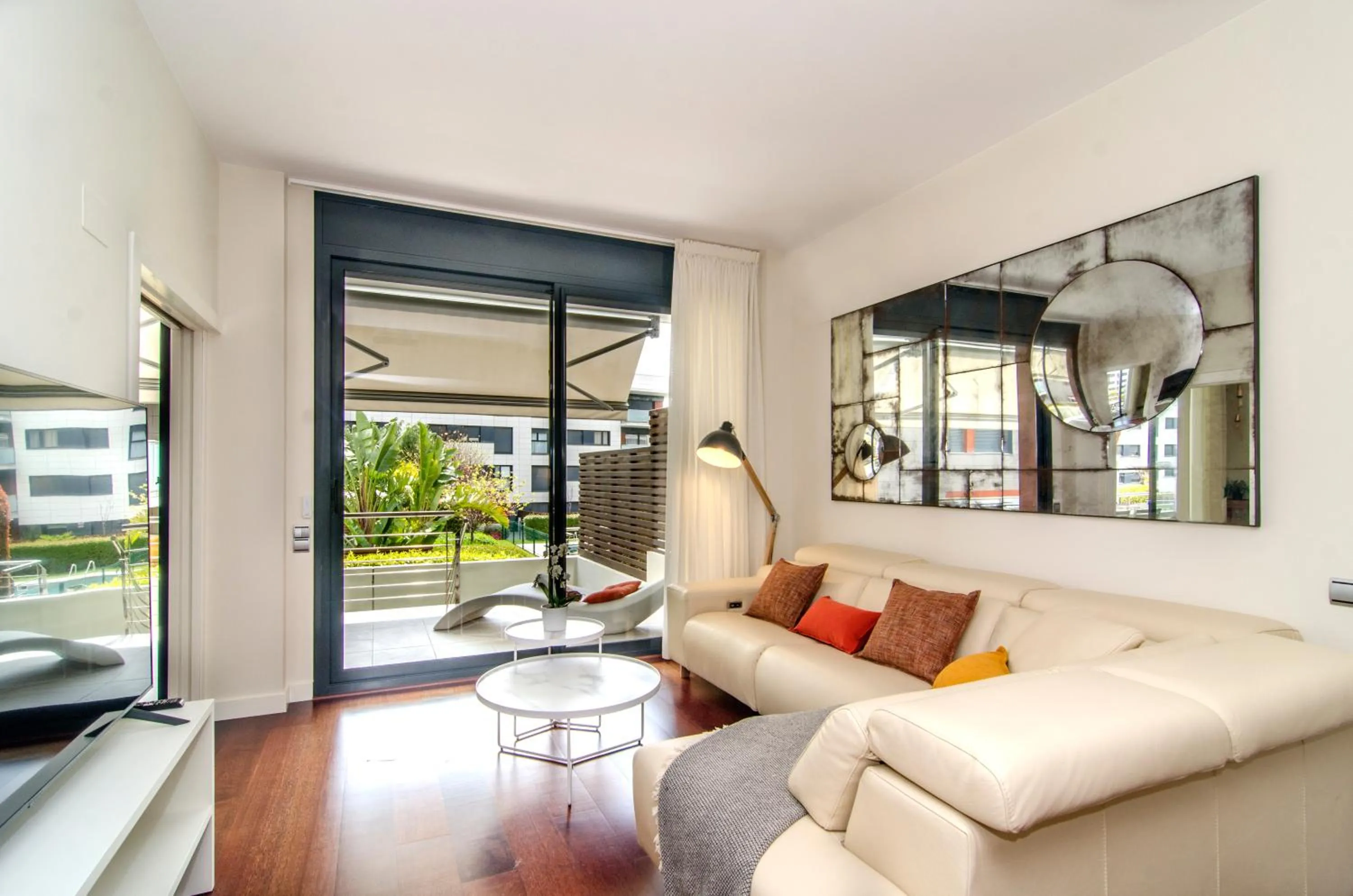 Sitges Spaces Garden Paradise 3 bedroom, 3 bathroom, huge PRIVATE garden-terrace, pool- sleeps up to 8