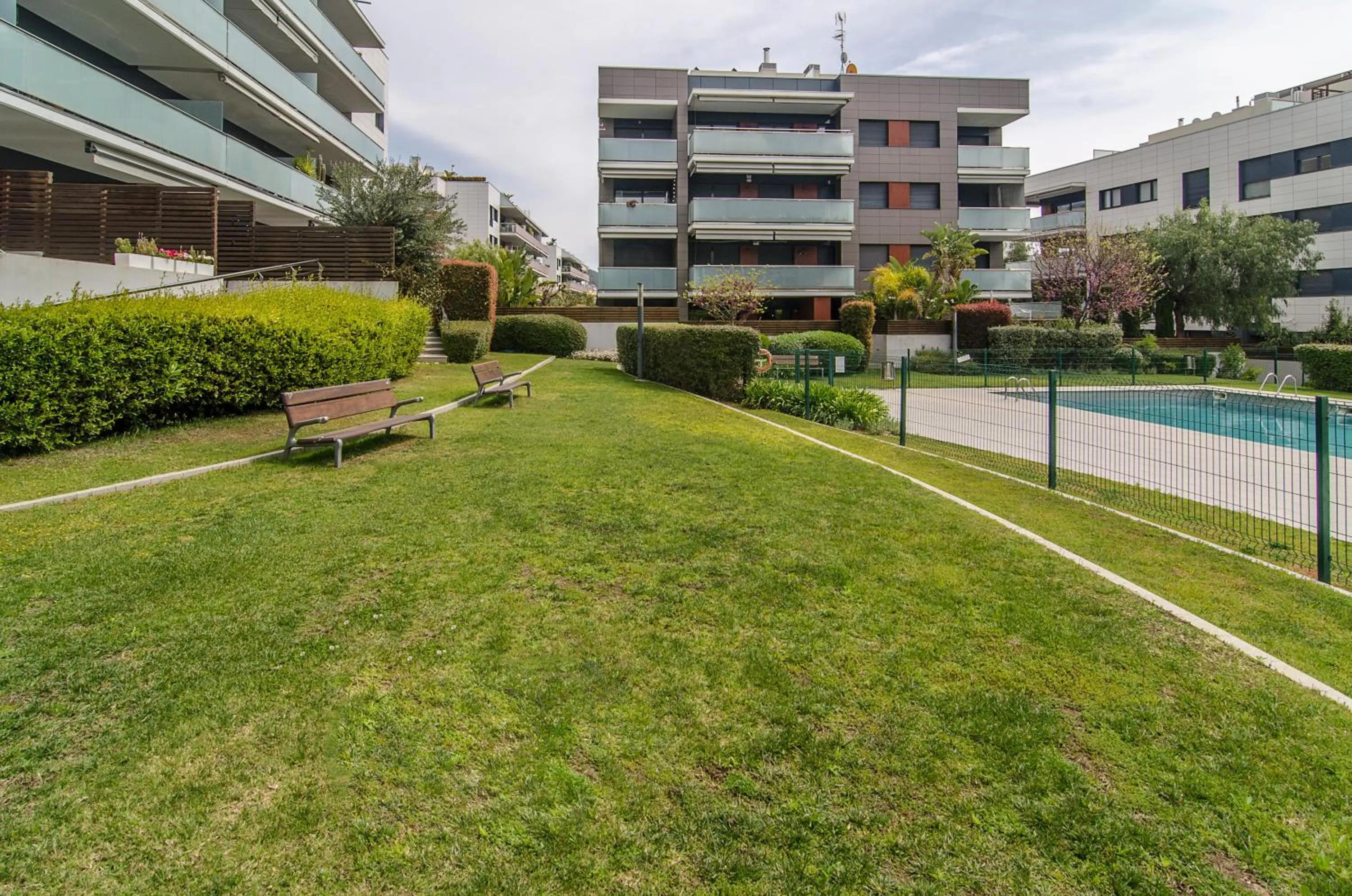 Sitges Spaces Garden Paradise 3 bedroom, 3 bathroom, huge PRIVATE garden-terrace, pool- sleeps up to 8