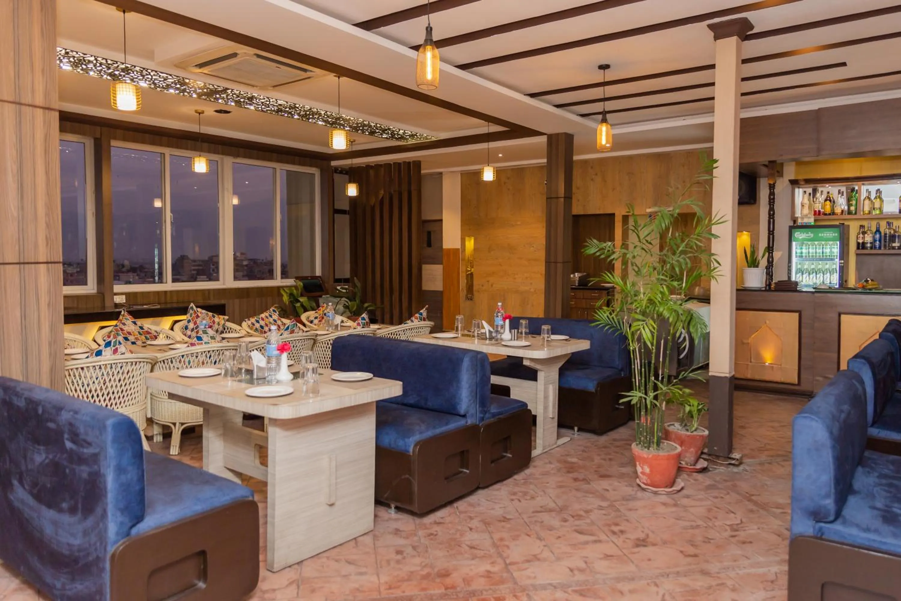 Restaurant/places to eat in Hotel Mirage Regency