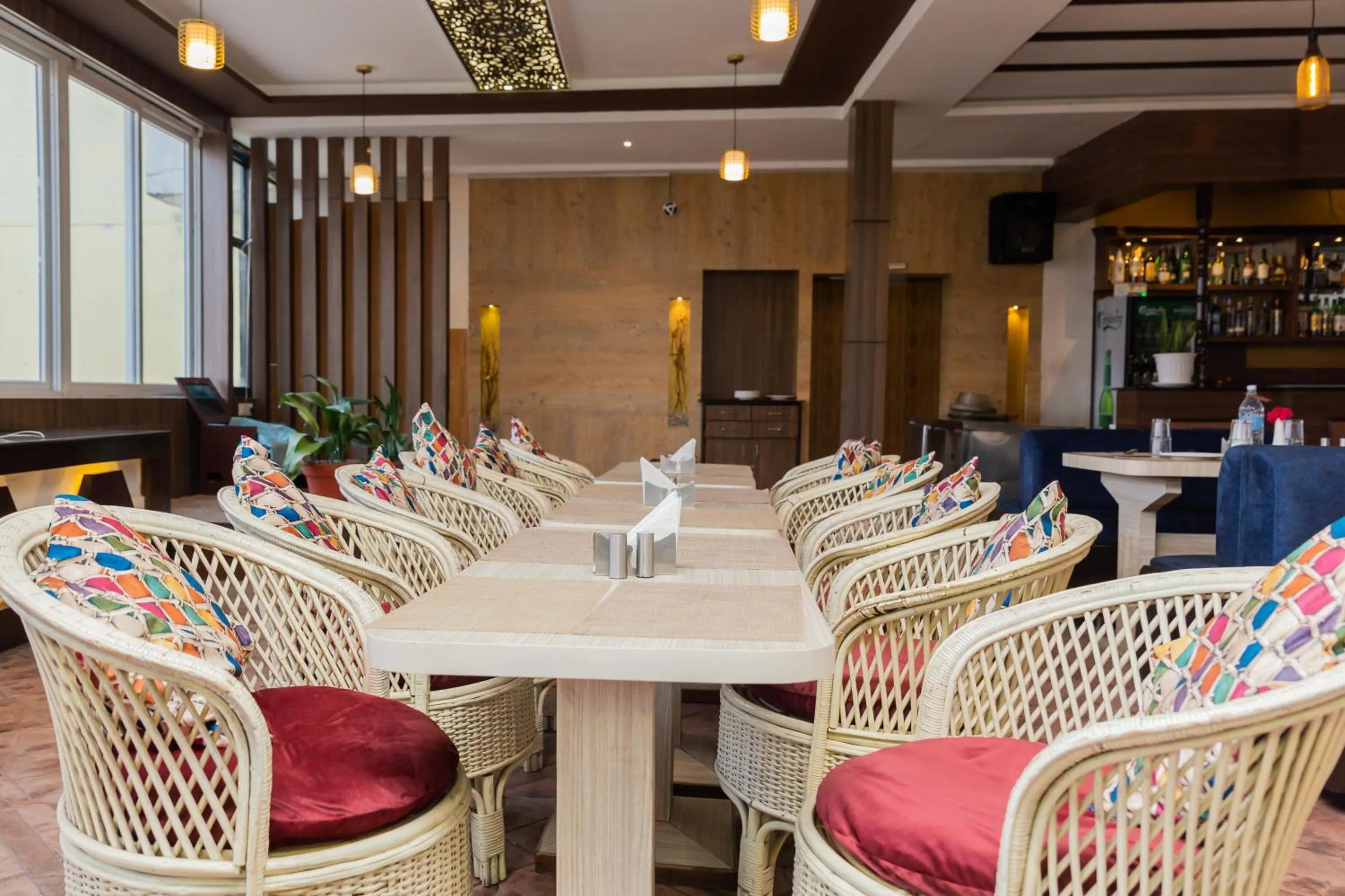 Restaurant/places to eat in Hotel Mirage Regency
