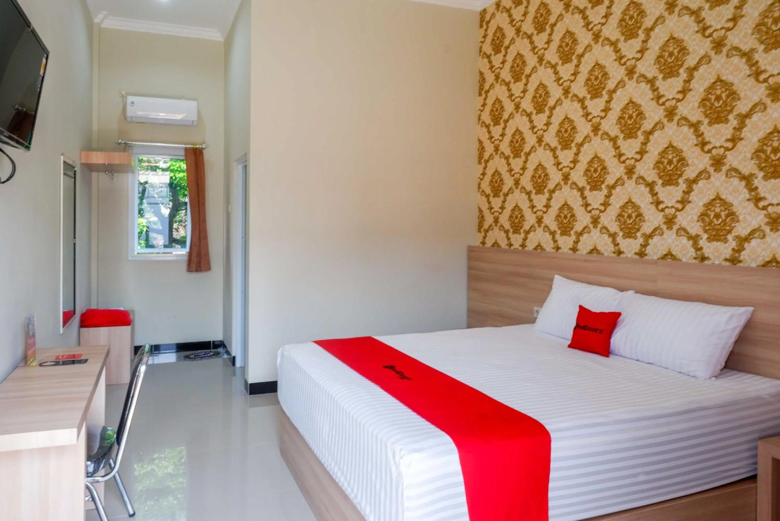 Bedroom, Bed in RedDoorz Plus @ Jl Pemuda Pati