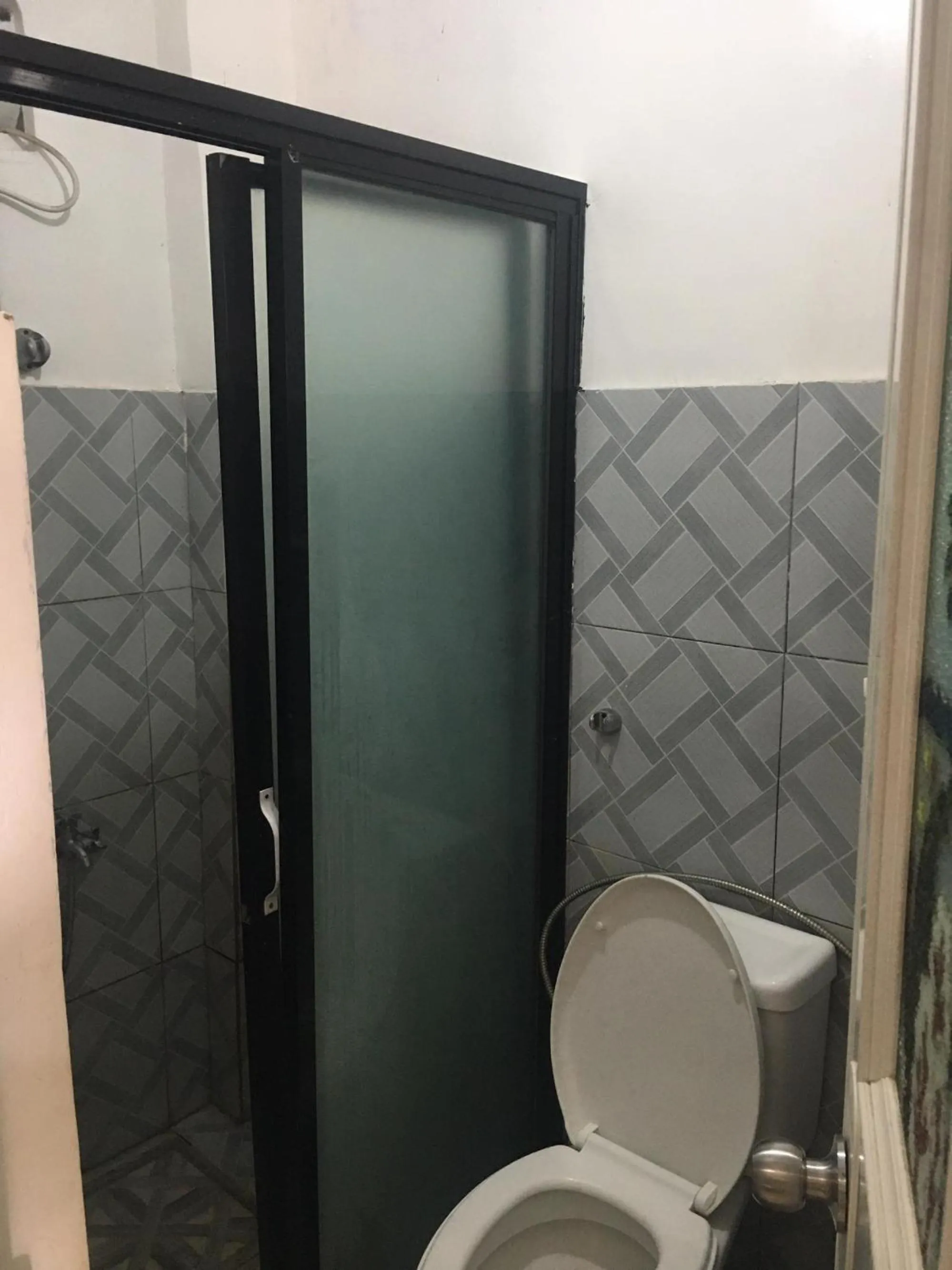 Toilet in RedDoorz @ Balay Hiraya Apartment