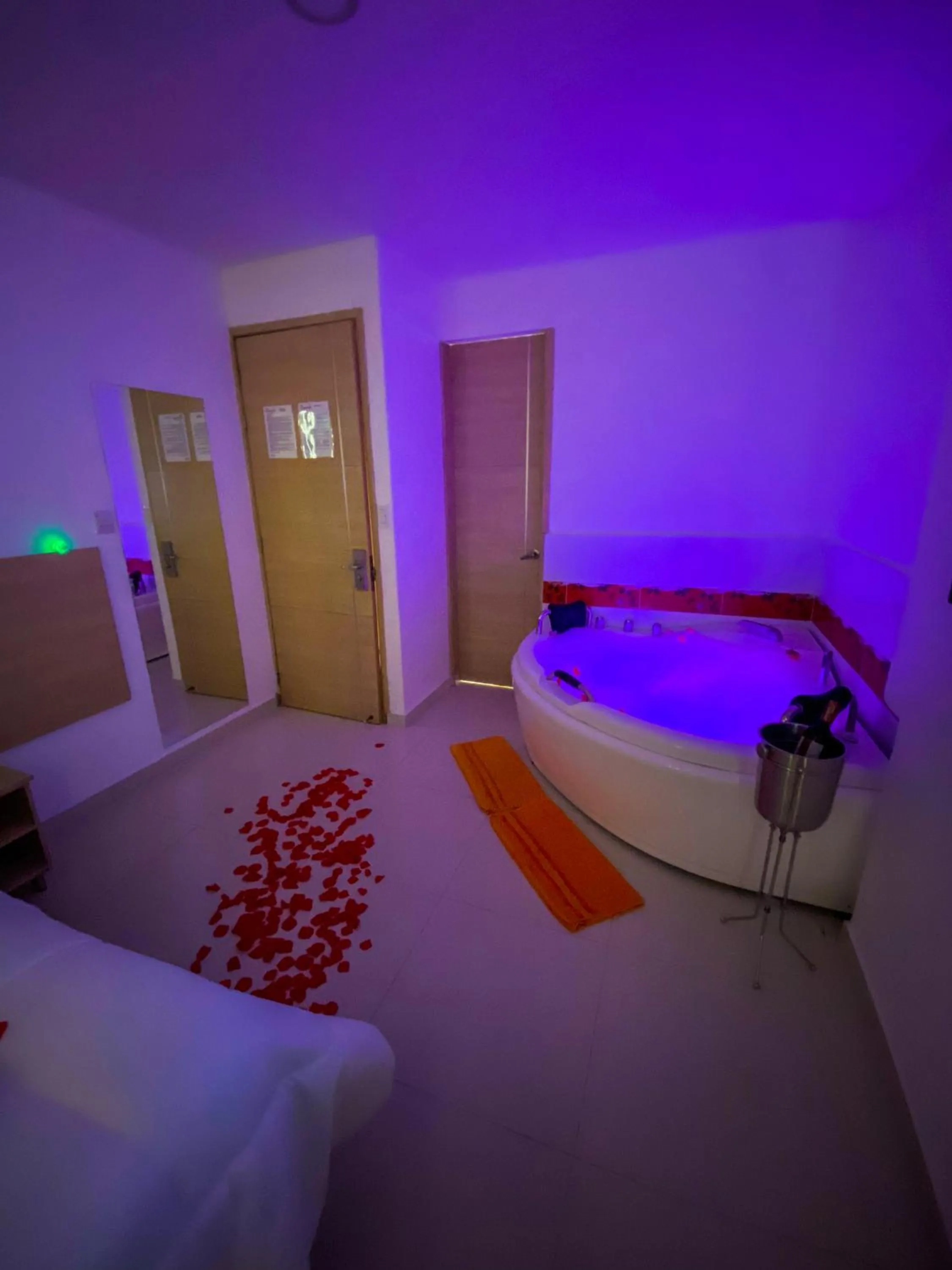 Hot Tub, Bed in Hotel Cabreromar