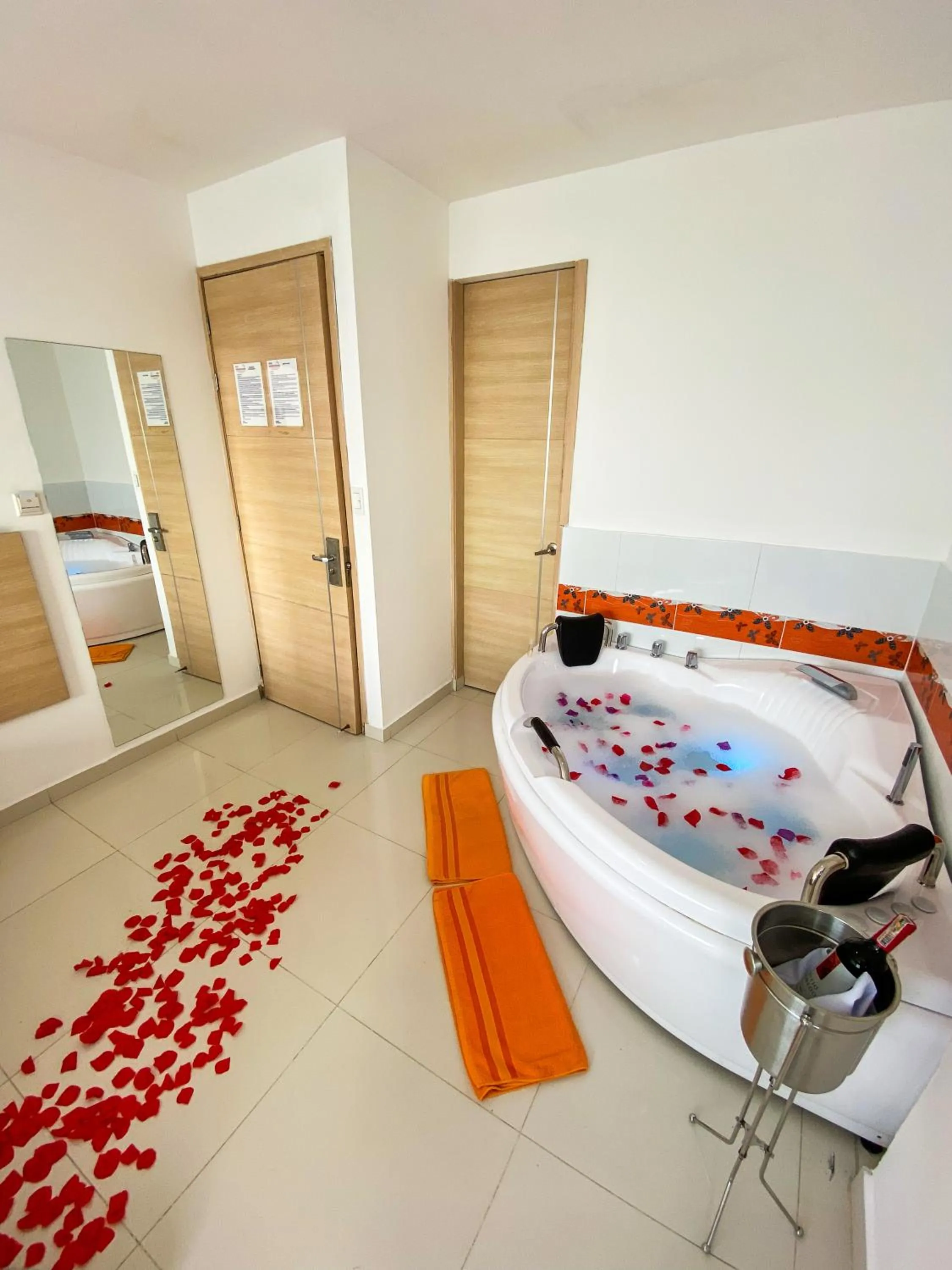 Hot Tub, Bed in Hotel Cabreromar