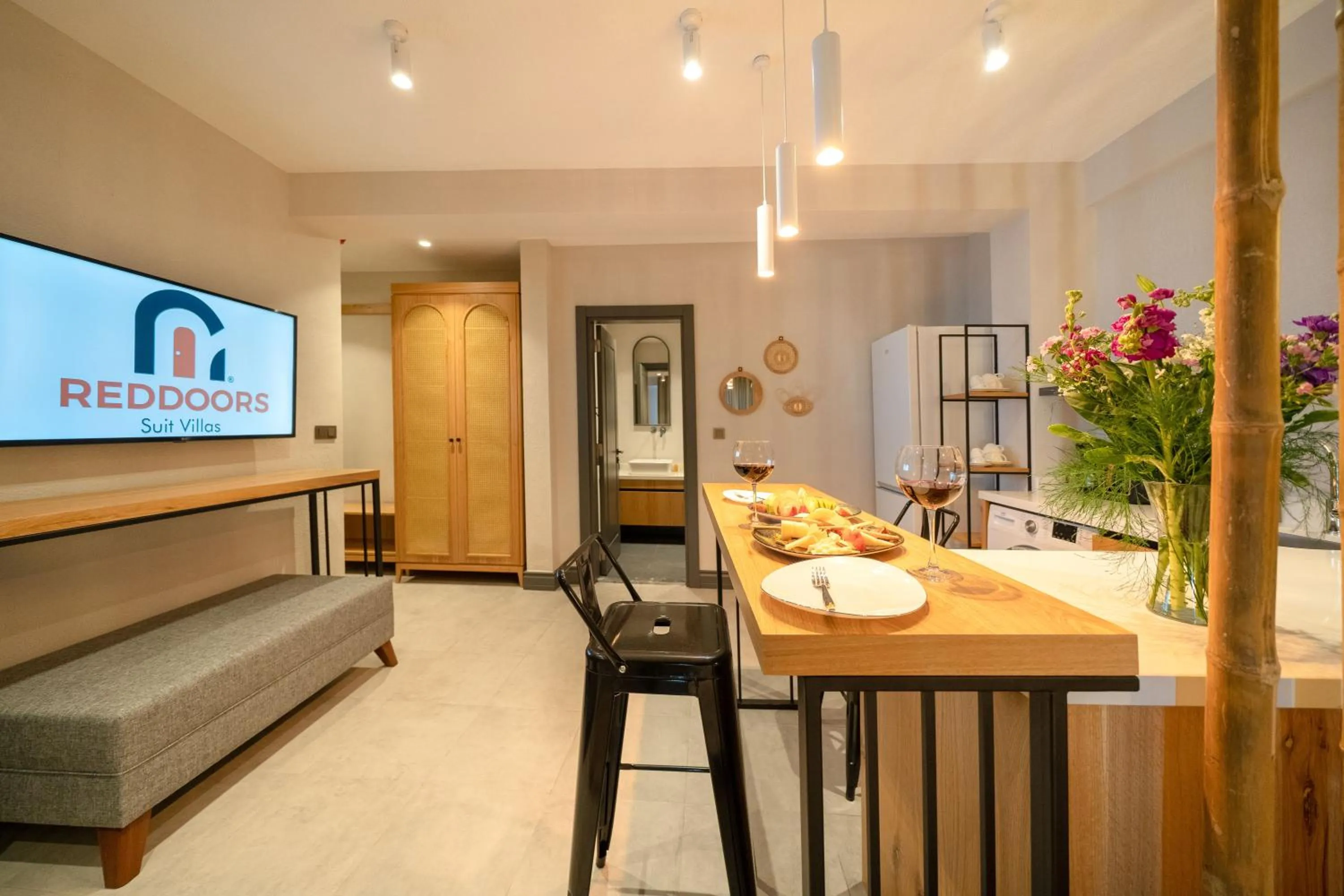 Dining area in Reddoors Suites Sea View